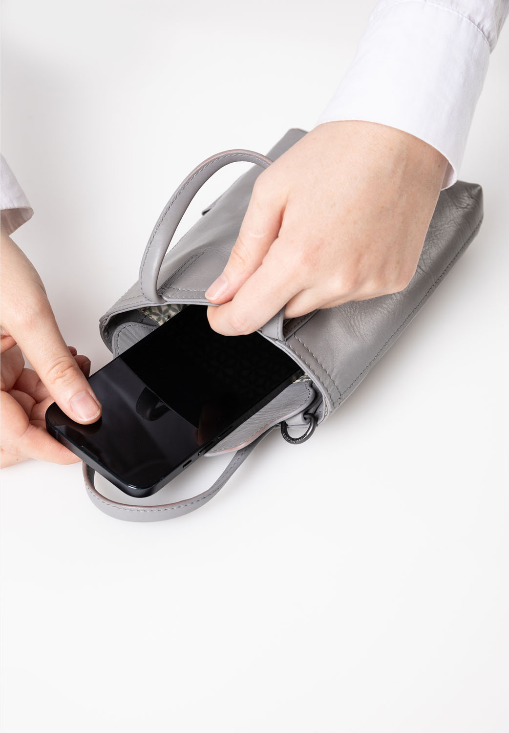 aunts & uncles Jamie´s Orchard FREESIA Phone bag circular grey