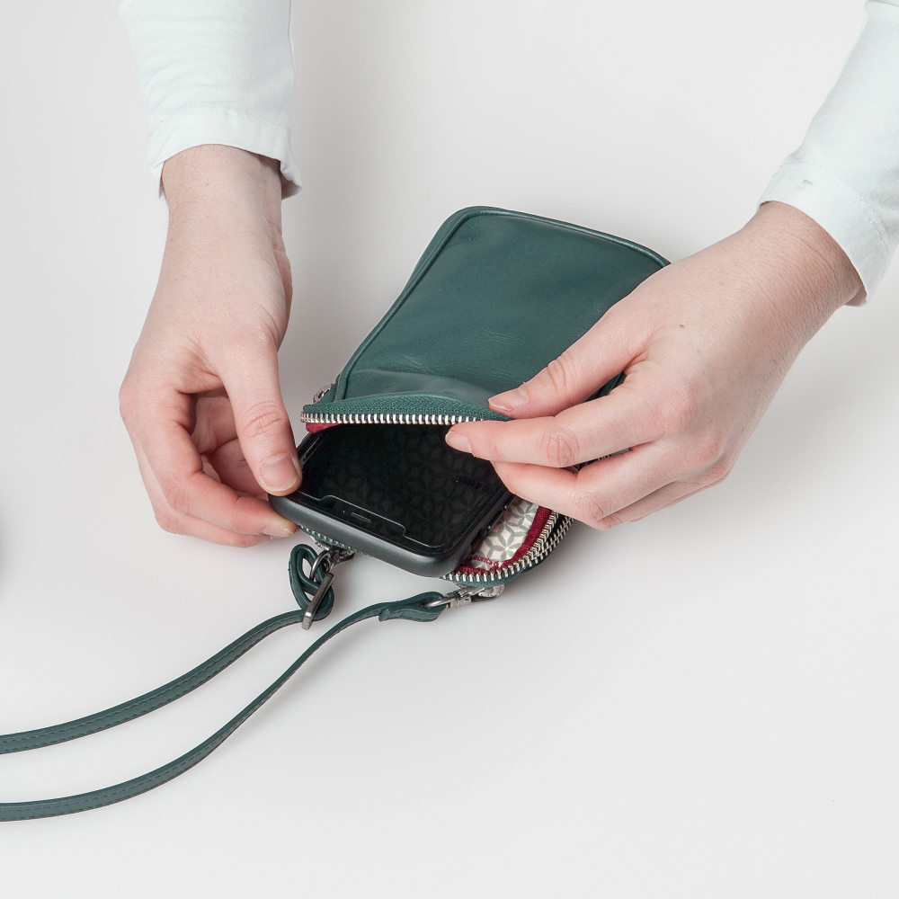 aunts & uncles Jamie´s Orchard Prune Phone bag dark jade