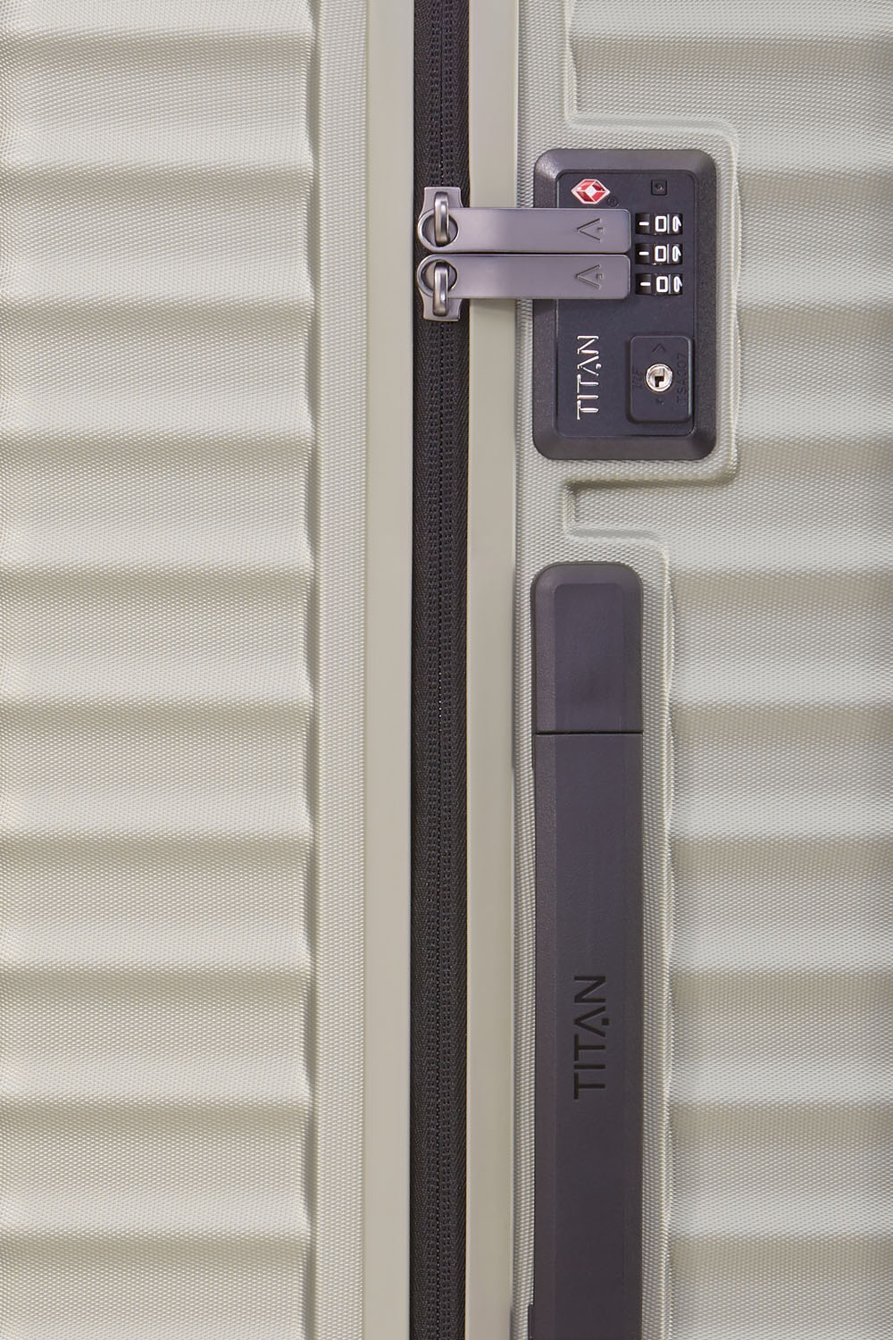 TITAN Litron 4-Rollen Trolley M 69 cm + Gratis Hotelgutschein Champagner TITAN Litron 4-Rollen Trolley M 69 cm + Gratis Hotelgutschein Champagner