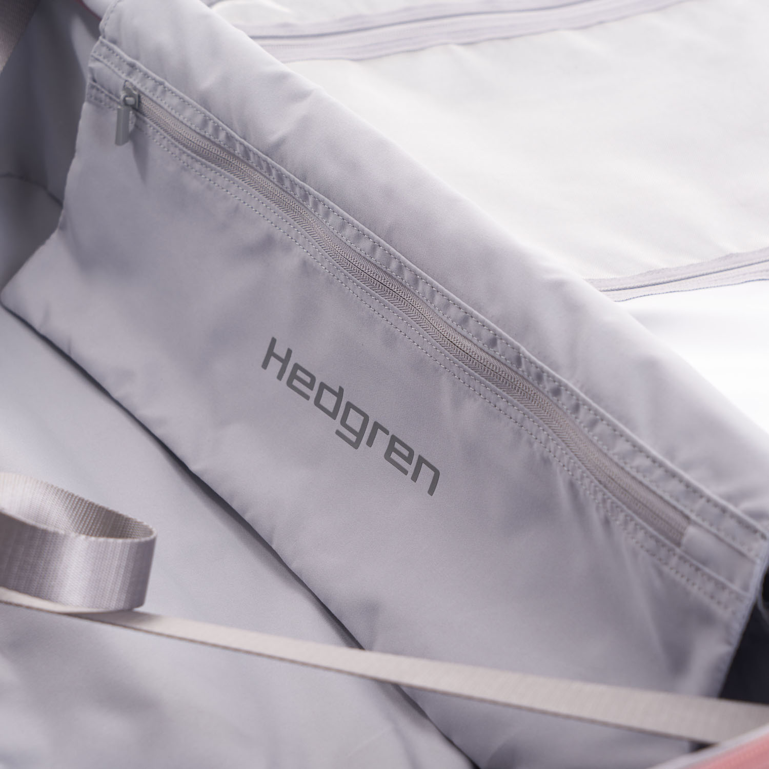 Hedgren Edge Carve L Expandable 4-Rollen-Trolley 76cm Blush Hedgren Edge Carve L Expandable 4-Rollen-Trolley 76cm Blush