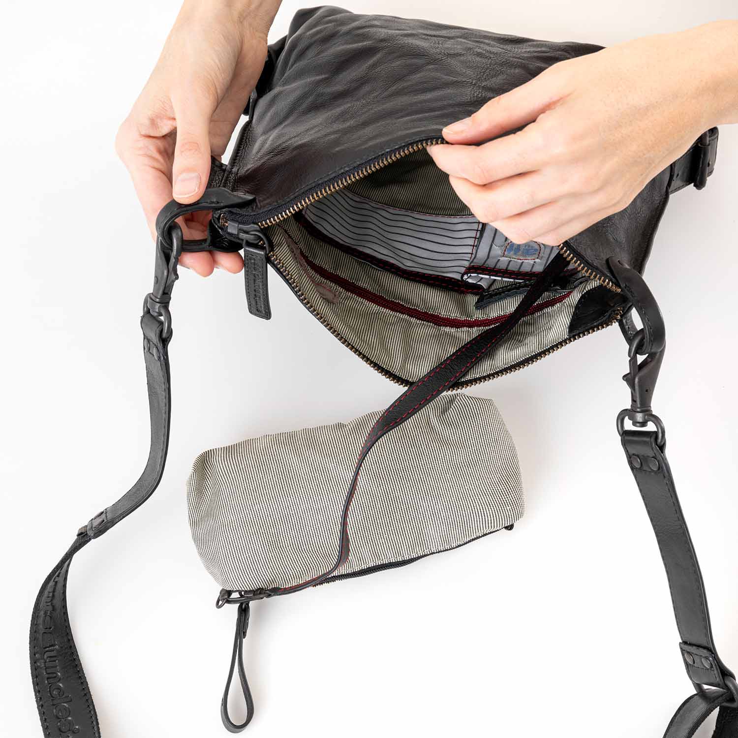 aunts & uncles Grandma's Luxury Club Mrs. Raisin Cookie Umhängetasche black smoke