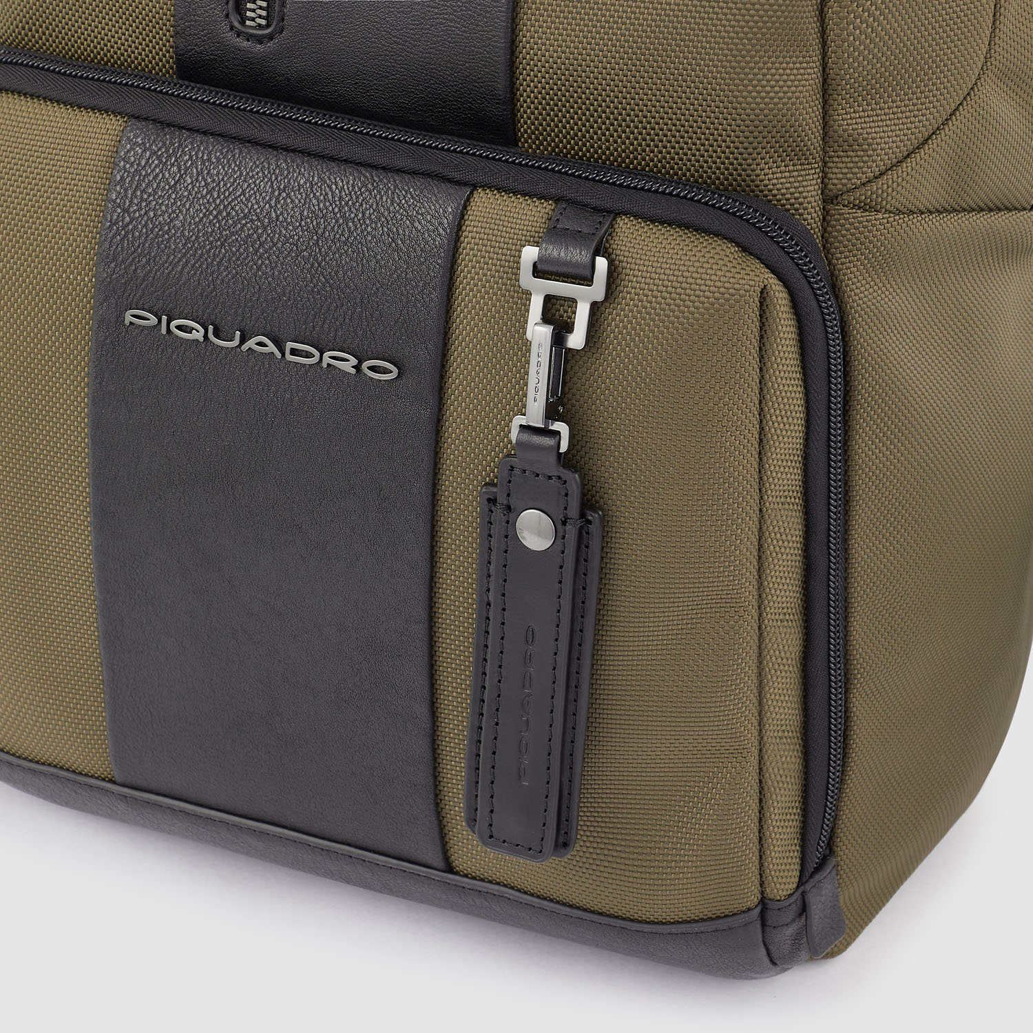 Piquadro Brief 2 Laptoprucksack aus rezykliertem Stoff für 14" Notebook Militärgrün Piquadro Brief 2 Laptoprucksack aus rezykliertem Stoff für 14" Notebook Militärgrün