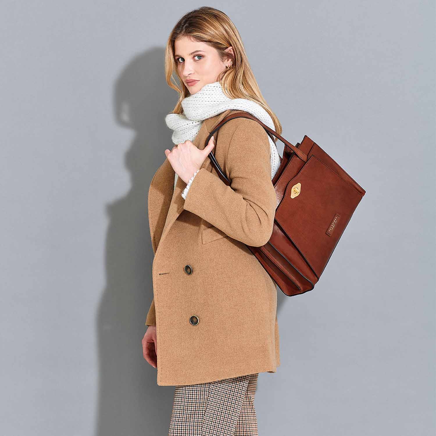 The Bridge Barbara Shopper 04336201 Schwarz/Gold The Bridge Barbara Shopper 04336201 Schwarz/Gold