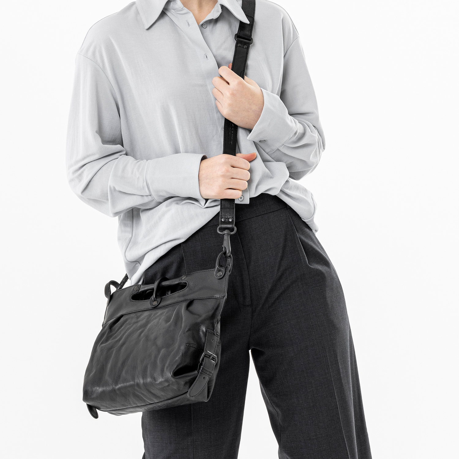 aunts & uncles Grandma's Luxury Club Mrs. Strawberry Muffin Umhängetasche black smoke