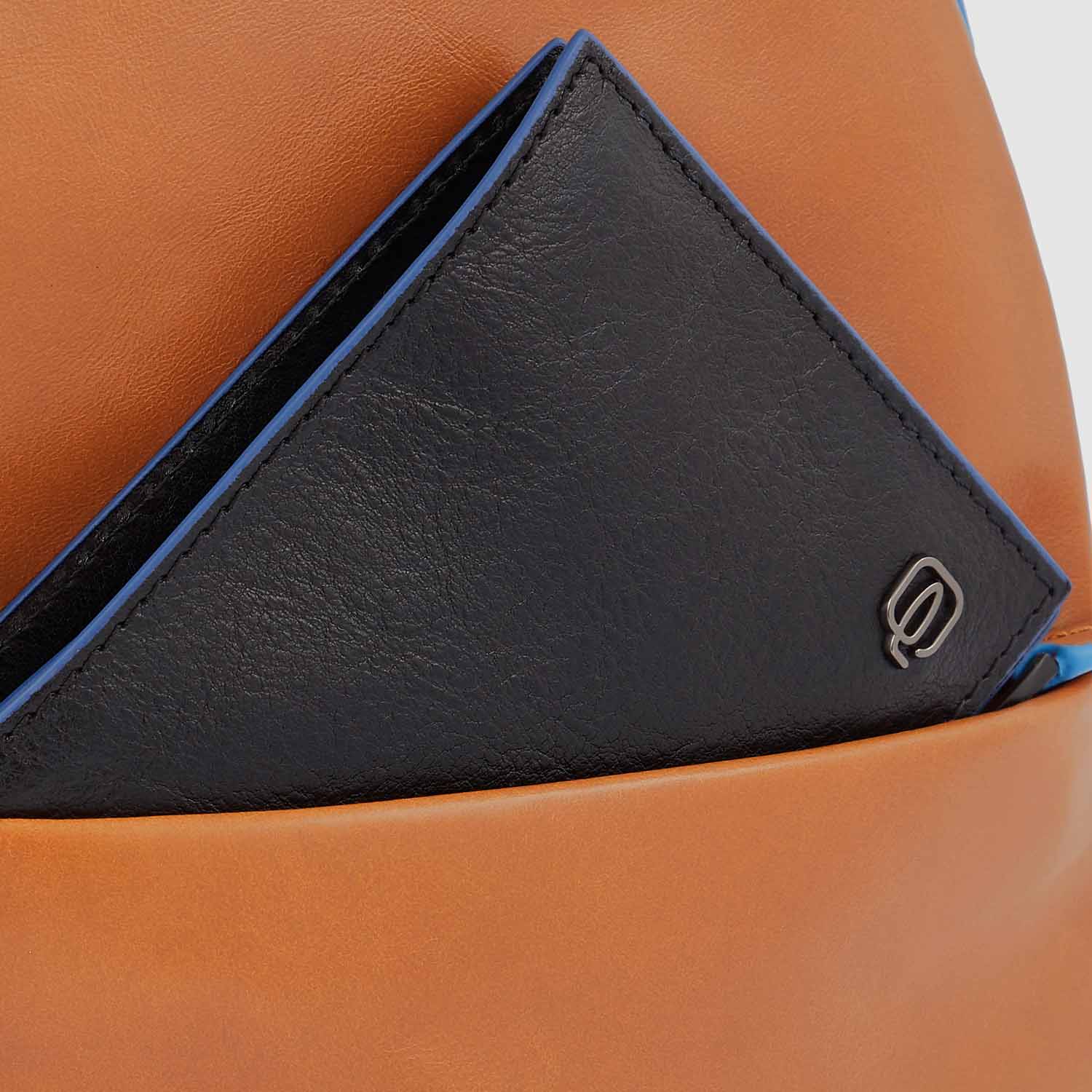 Piquadro Blue Square Revamp Querträgertasche mit iPad®mini-Fach Mahagoni