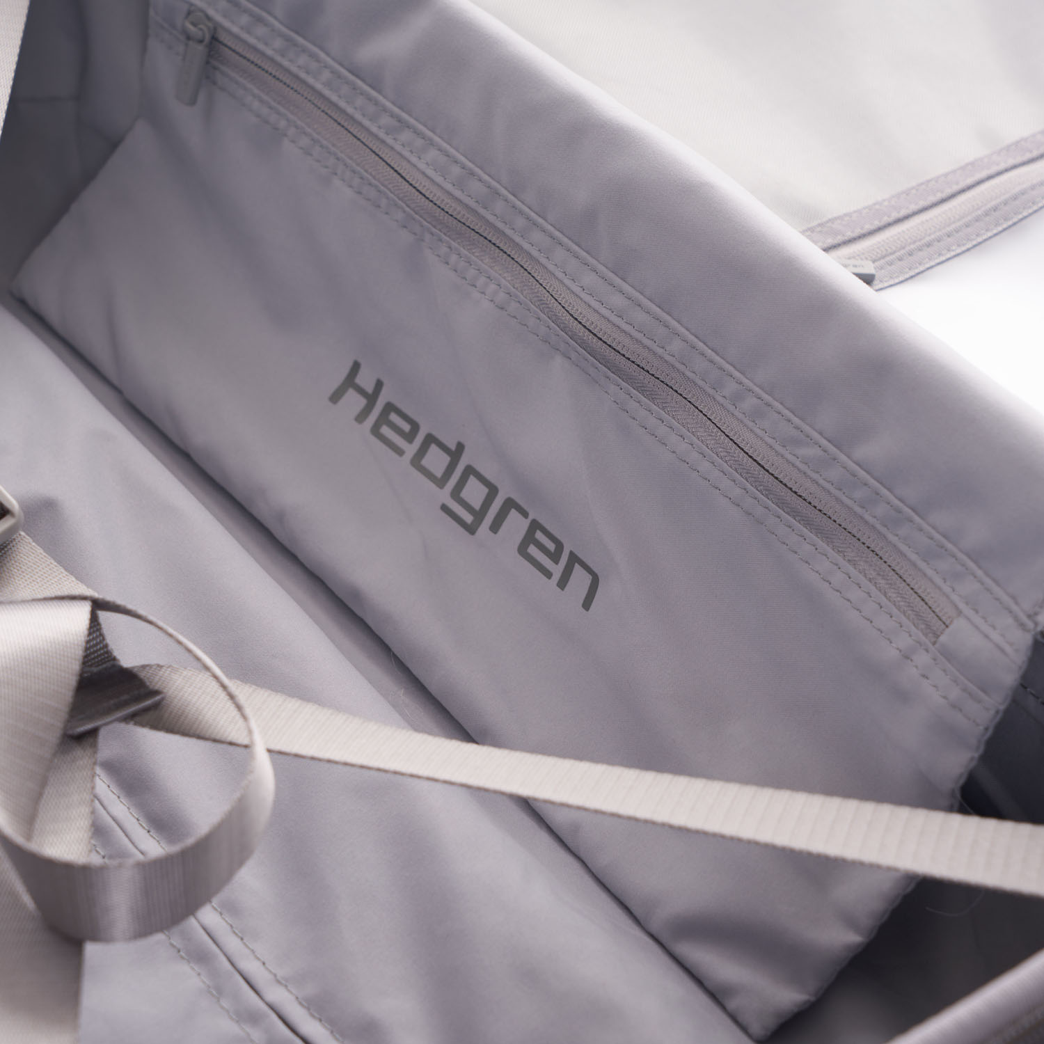 Hedgren Edge Carve M Expandable 4-Rollen-Trolley 67cm Dark Champagne