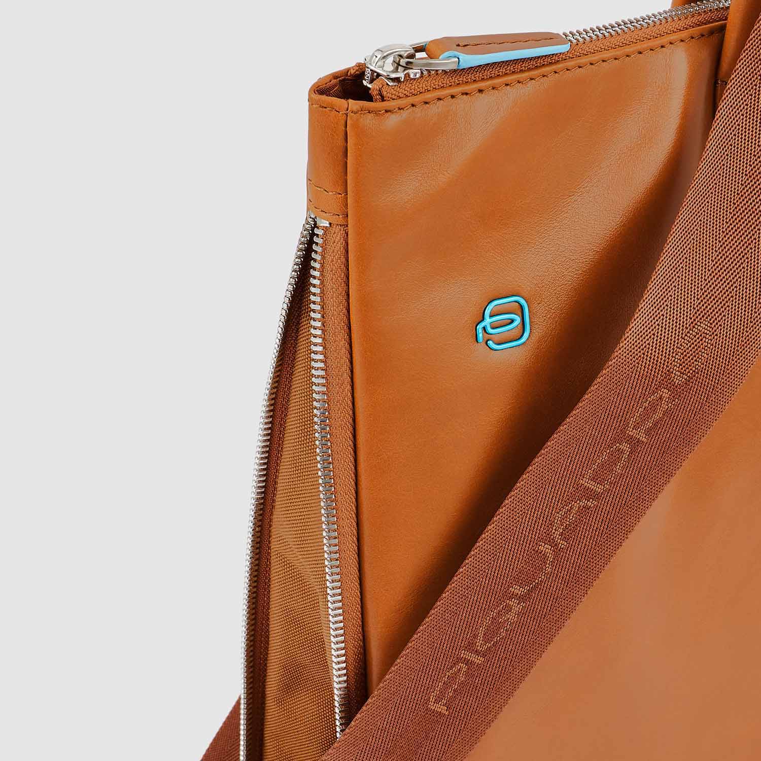 Piquadro Blue Square Schmale, erweiterbare Laptoptasche 15.6" mit Tabletfach sabbia sahara