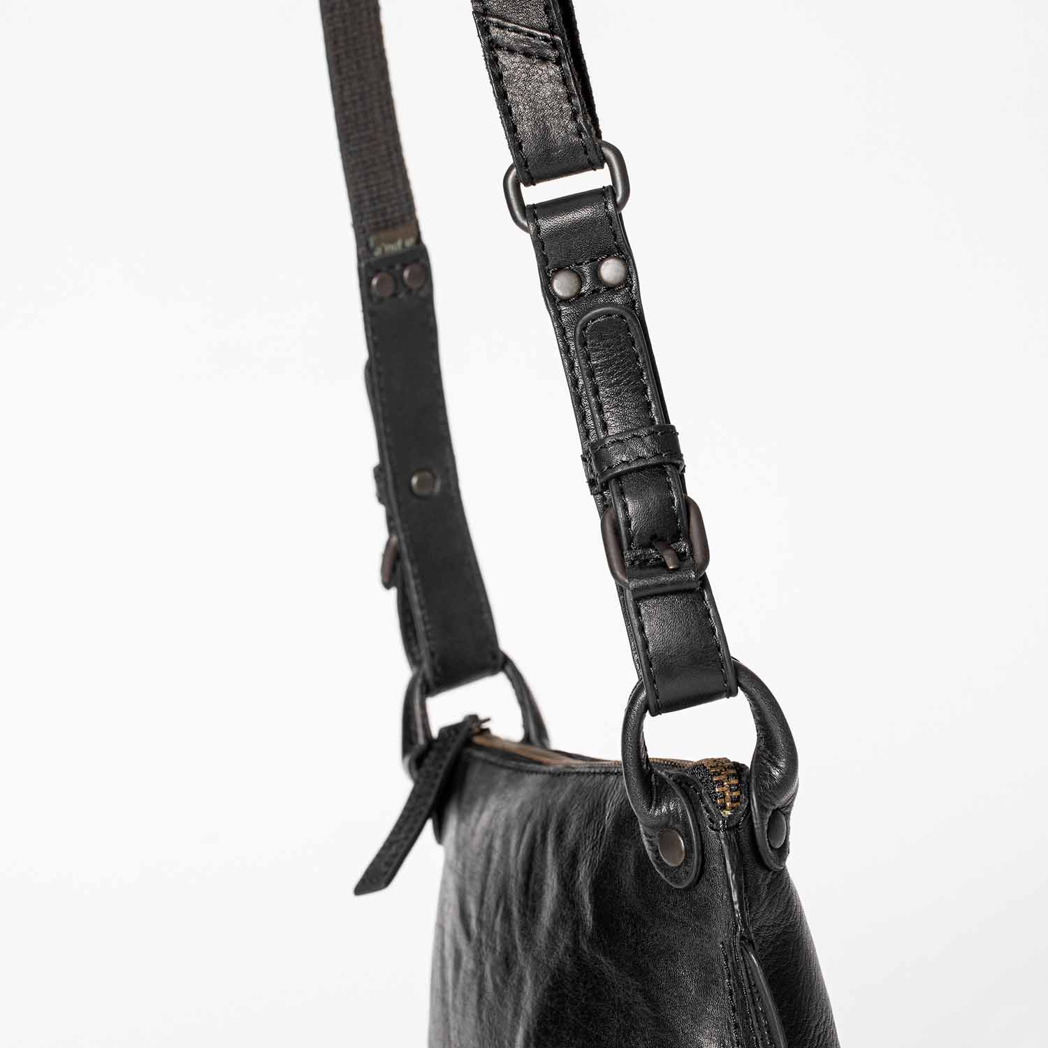 aunts & uncles Grandma's Luxury Club Mrs. Chocolate Cookie Umhängetasche black smoke