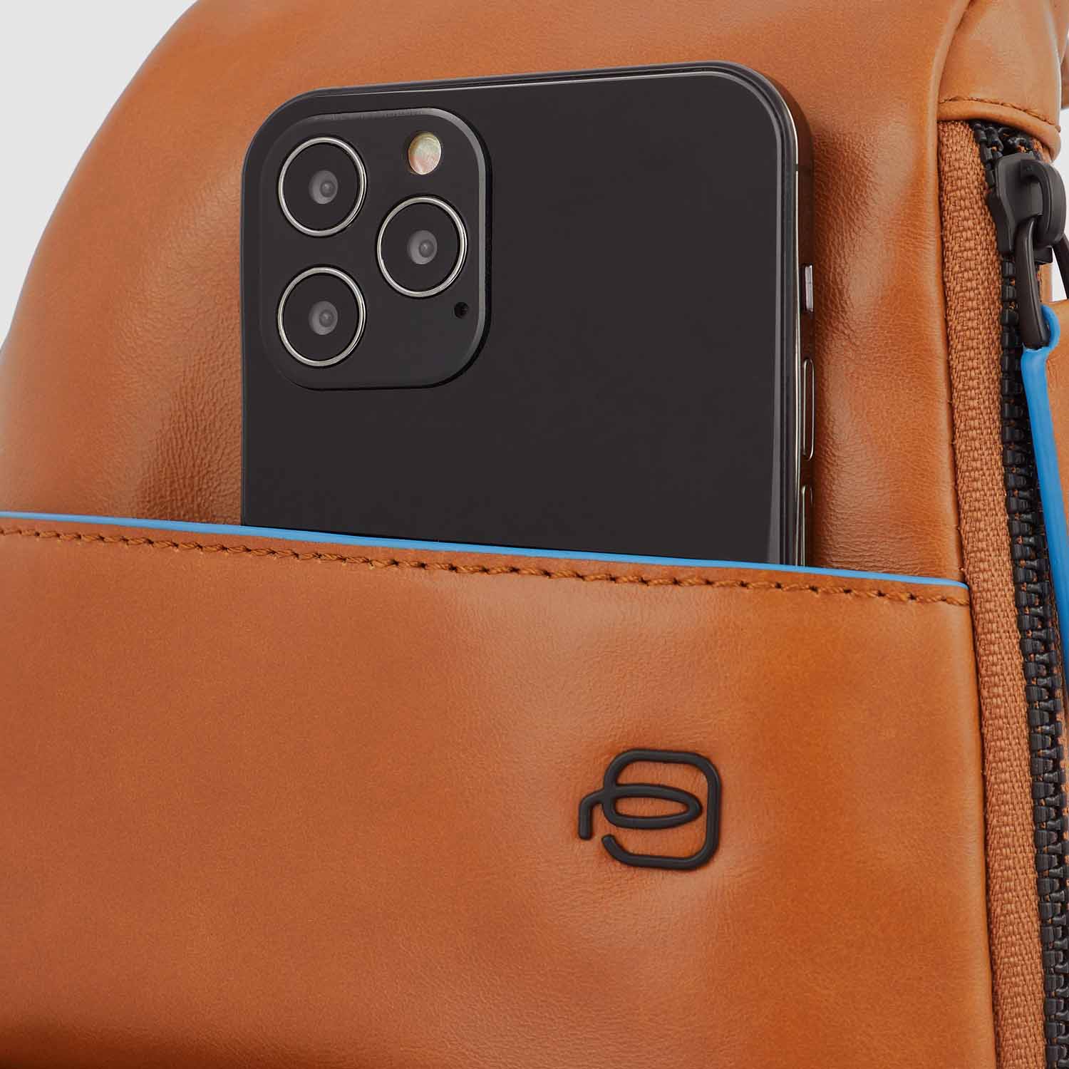 Piquadro Blue Square Revamp Querträgertasche mit iPad®mini-Fach Mahagoni