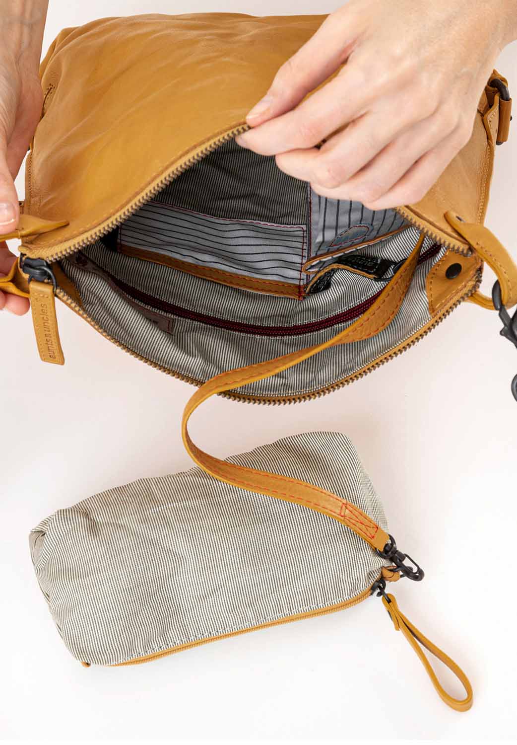 aunts & uncles Grandma's Luxury Club Mrs. Raisin Cookie Umhängetasche buckthorn aunts & uncles Grandma's Luxury Club Mrs. Raisin Cookie Umhängetasche buckthorn