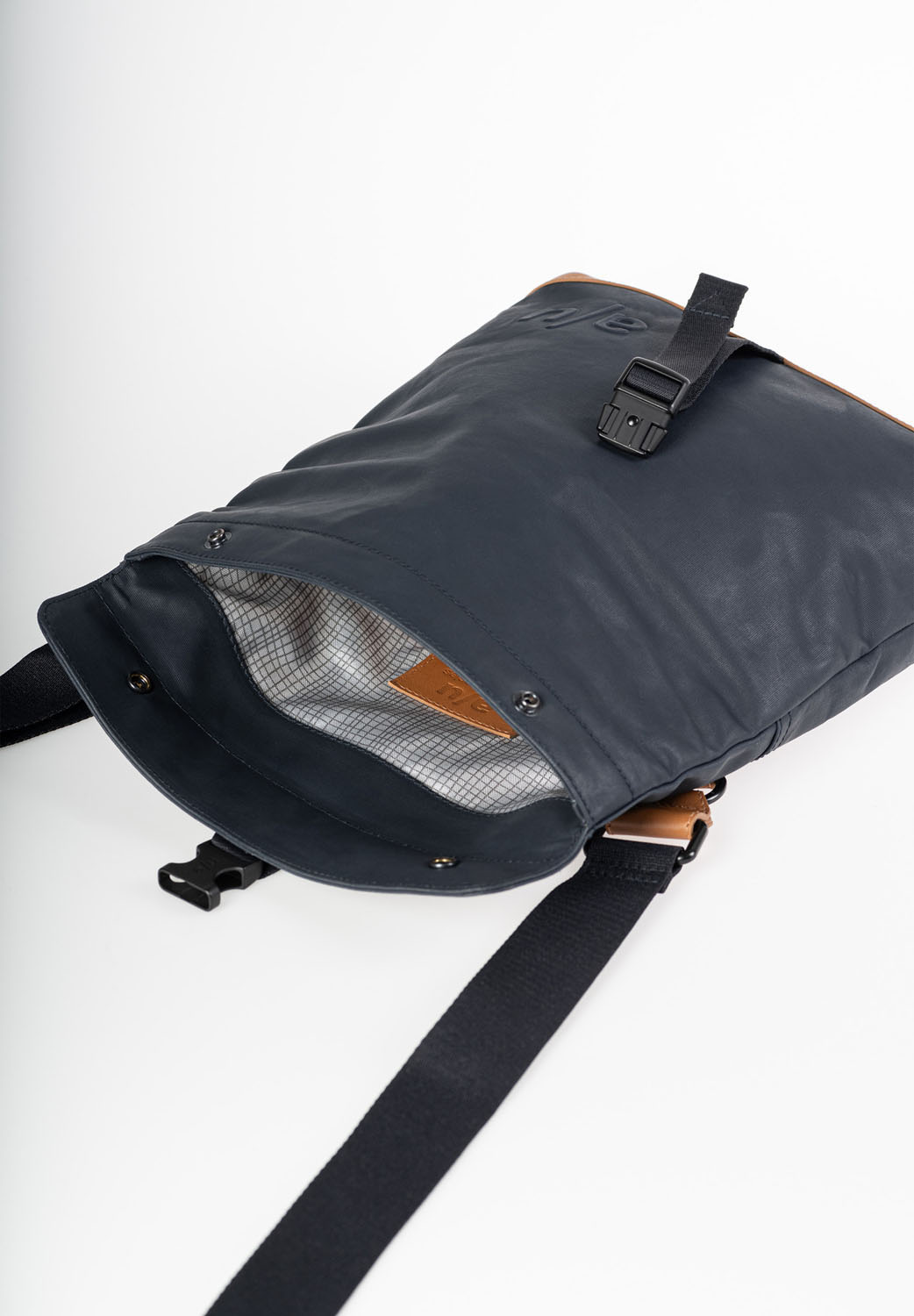 aunts & uncles Japan Yao Rolltop-Umhängetasche night blue