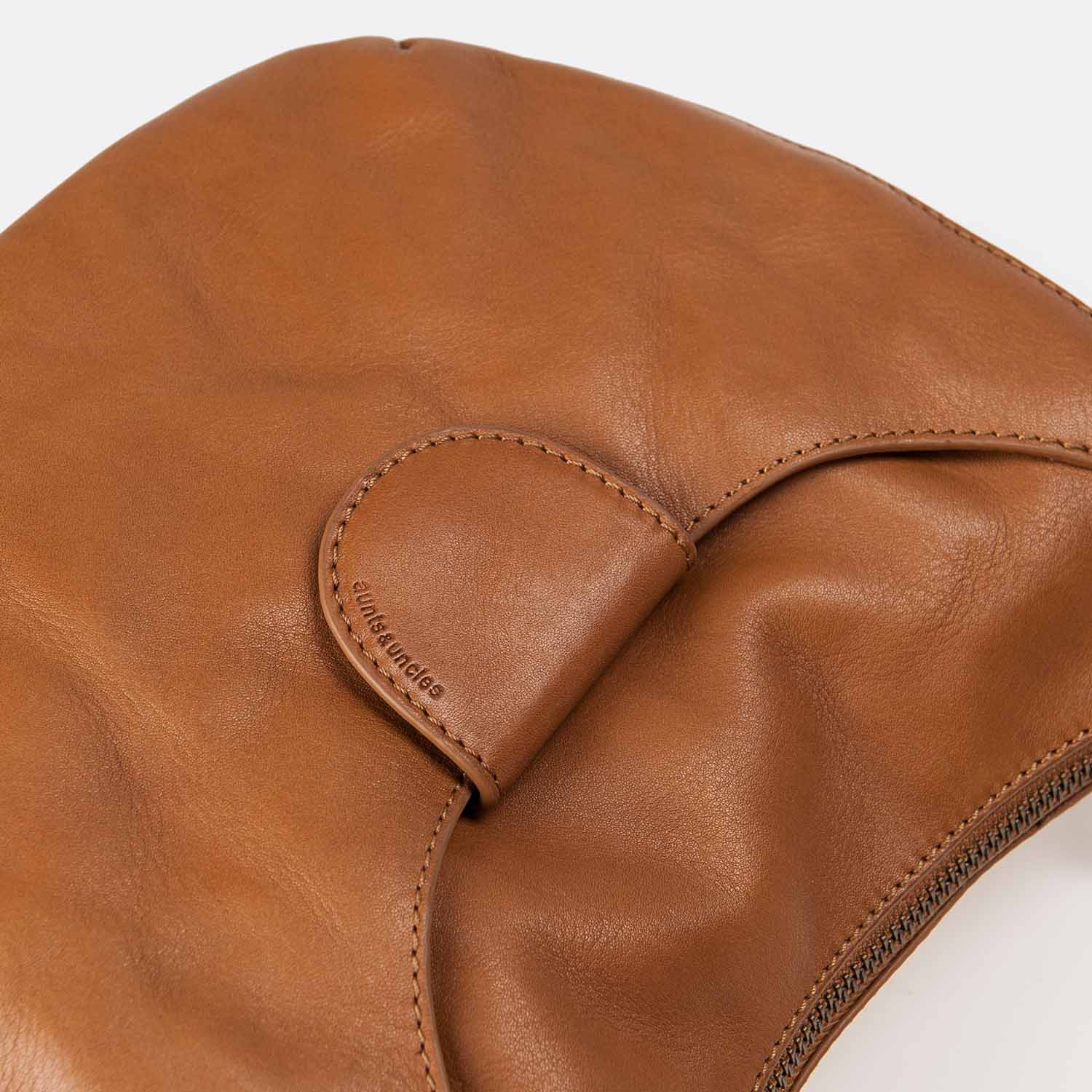 aunts & uncles Grandma's Luxury Club Mrs. Mug Cake Umhängetasche caramel aunts & uncles Grandma's Luxury Club Mrs. Mug Cake Umhängetasche caramel