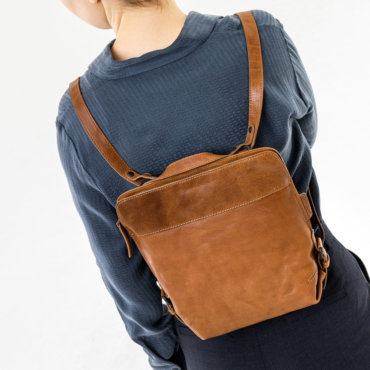 aunts & uncles Grandma's Luxury Club Mrs. Crumble Cookie multifunktional: Rucksack/Umhängetasche caramel aunts & uncles Grandma's Luxury Club Mrs. Crumble Cookie multifunktional: Rucksack/Umhängetasche caramel