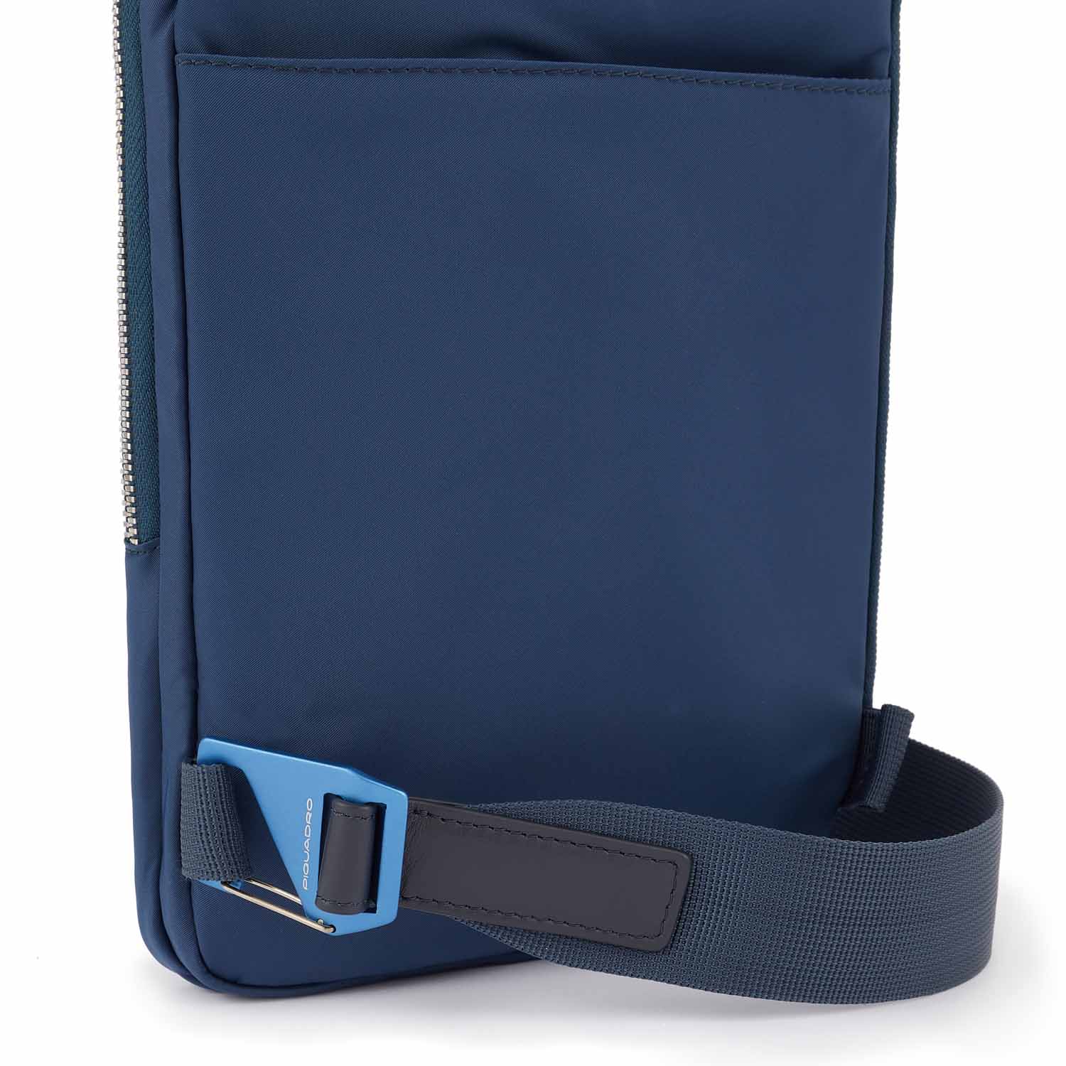 Piquadro PQ-RY Querträgertasche aus rezykliertem Stoff Nachtblau