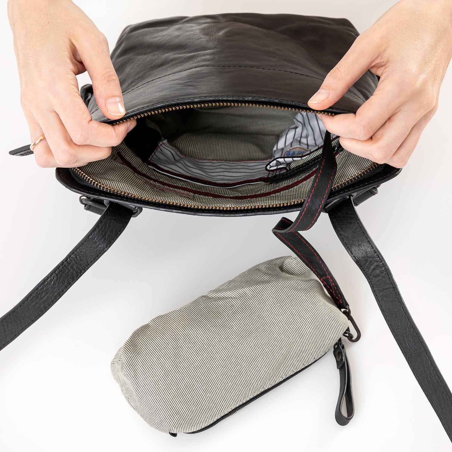 aunts & uncles Grandma's Luxury Club Mrs. Crumble Cookie multifunktional: Rucksack/Umhängetasche black smoke aunts & uncles Grandma's Luxury Club Mrs. Crumble Cookie multifunktional: Rucksack/Umhängetasche black smoke