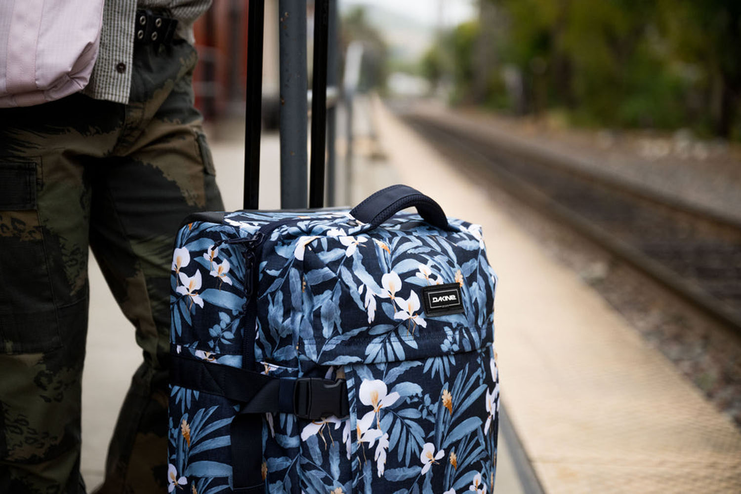 Dakine 365 Roller 75L Reisetasche mit 2 Rollen Okika