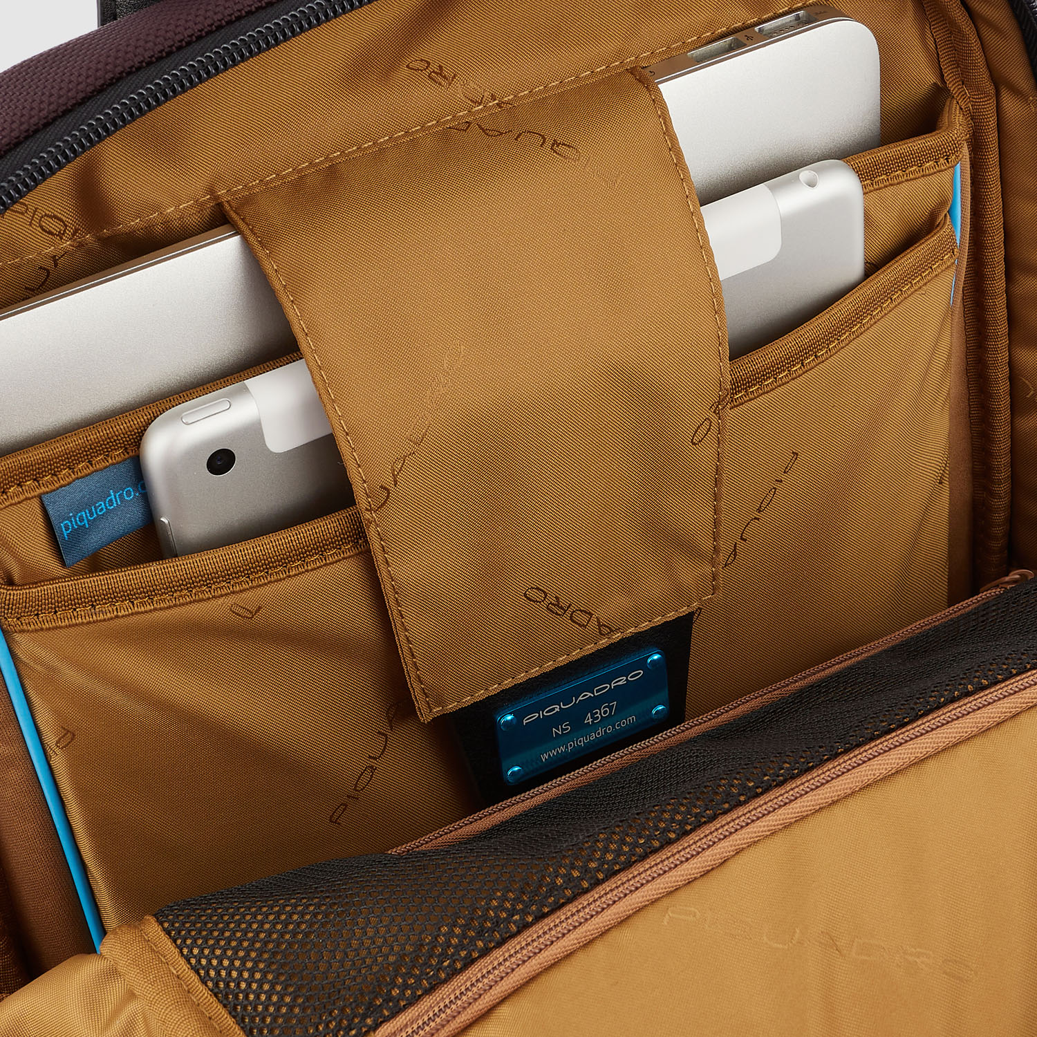 Piquadro Brief 2 Laptoprucksack aus rezykliertem Stoff für 14" Notebook wengè Piquadro Brief 2 Laptoprucksack aus rezykliertem Stoff für 14" Notebook wengè