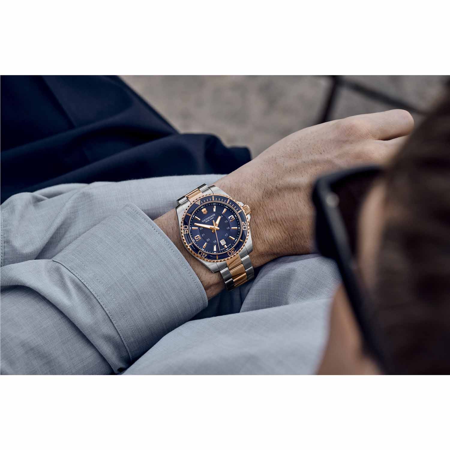 Victorinox Maverick Large 2-tone, 43mm Herrenuhr blue dial, silver/rose-gold Victorinox Maverick Large 2-tone, 43mm Herrenuhr blue dial, silver/rose-gold