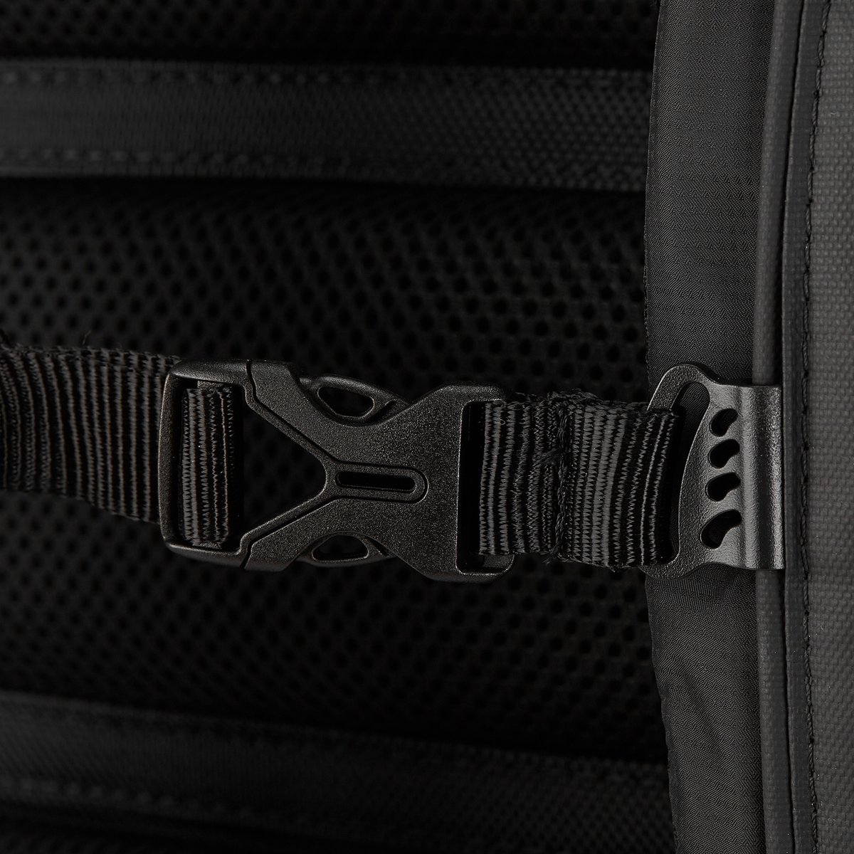 Hedgren Commute TRAM Rucksack 15,4", RFID geschützt Black