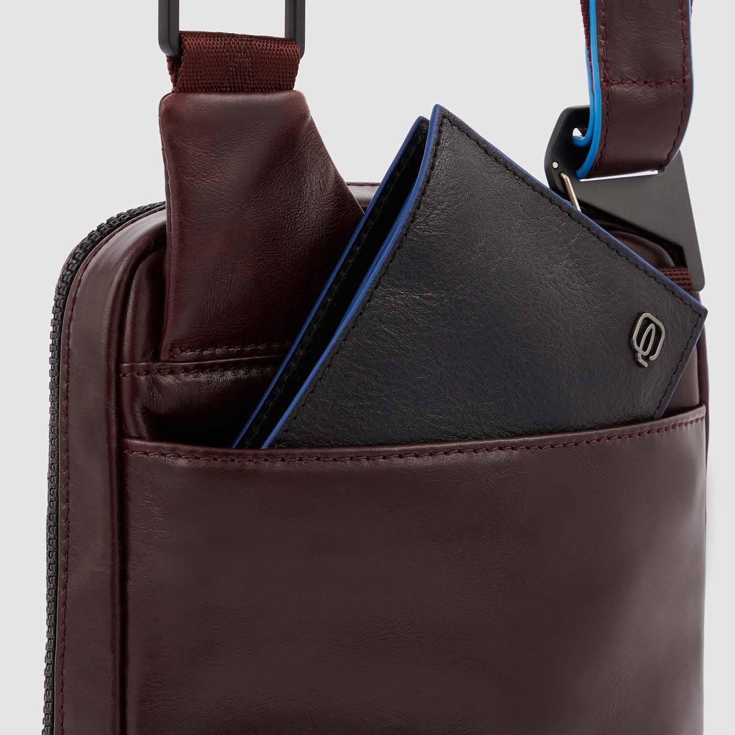 Piquadro Blue Square Revamp Umhängetasche mit iPad®mini-Fach Mahagoni