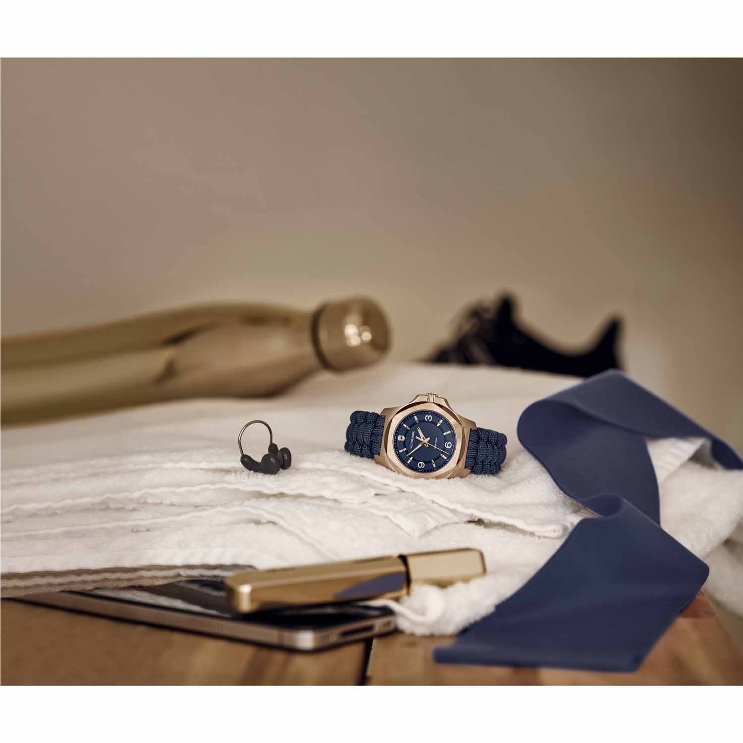 Victorinox I.N.O.X. V 37mm Damenuhr, 241955 Roségold-Blau Victorinox I.N.O.X. V 37mm Damenuhr, 241955 Roségold-Blau