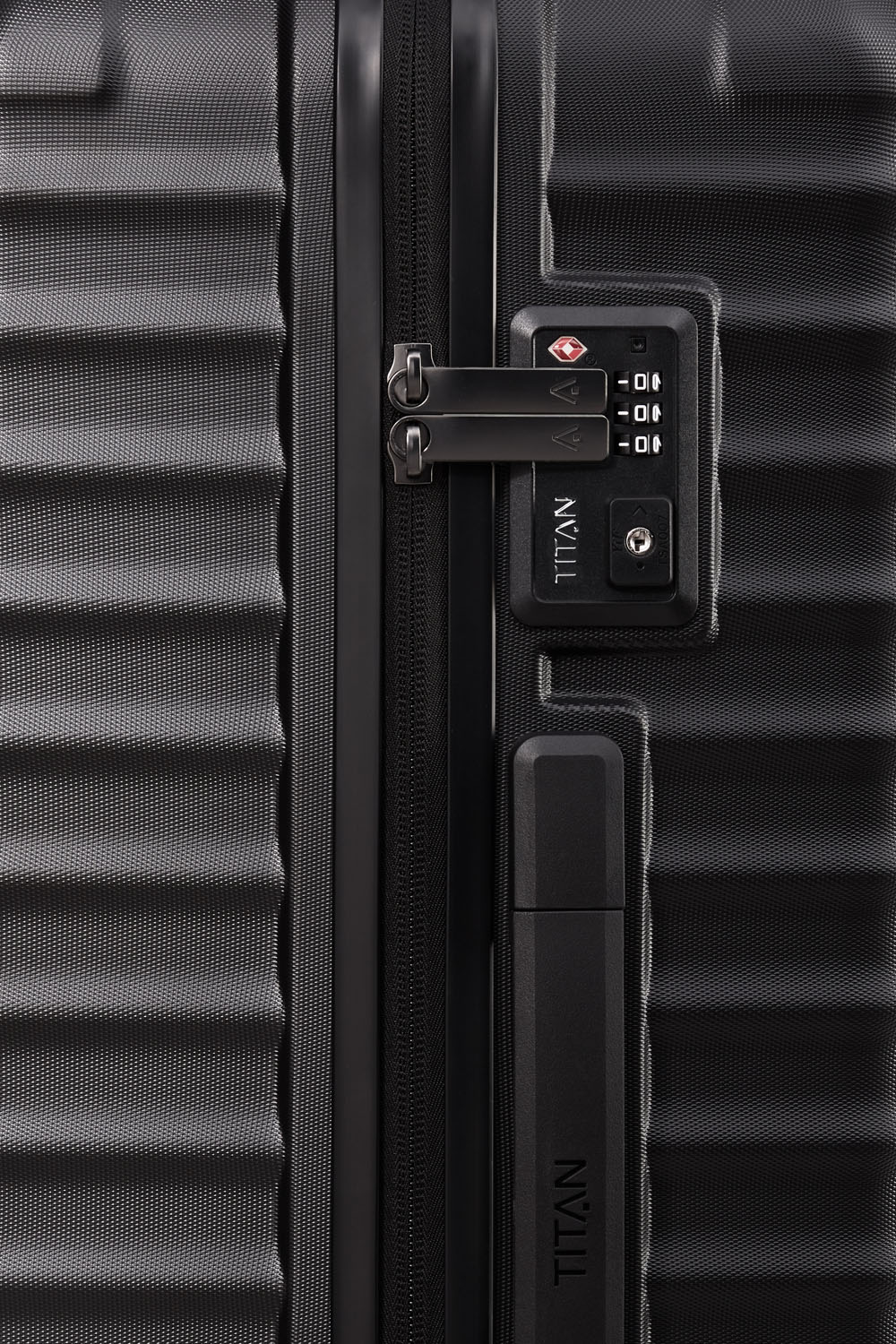 TITAN Litron 4-Rollen Trolley M 69 cm + Gratis Hotelgutschein Schwarz TITAN Litron 4-Rollen Trolley M 69 cm + Gratis Hotelgutschein Schwarz