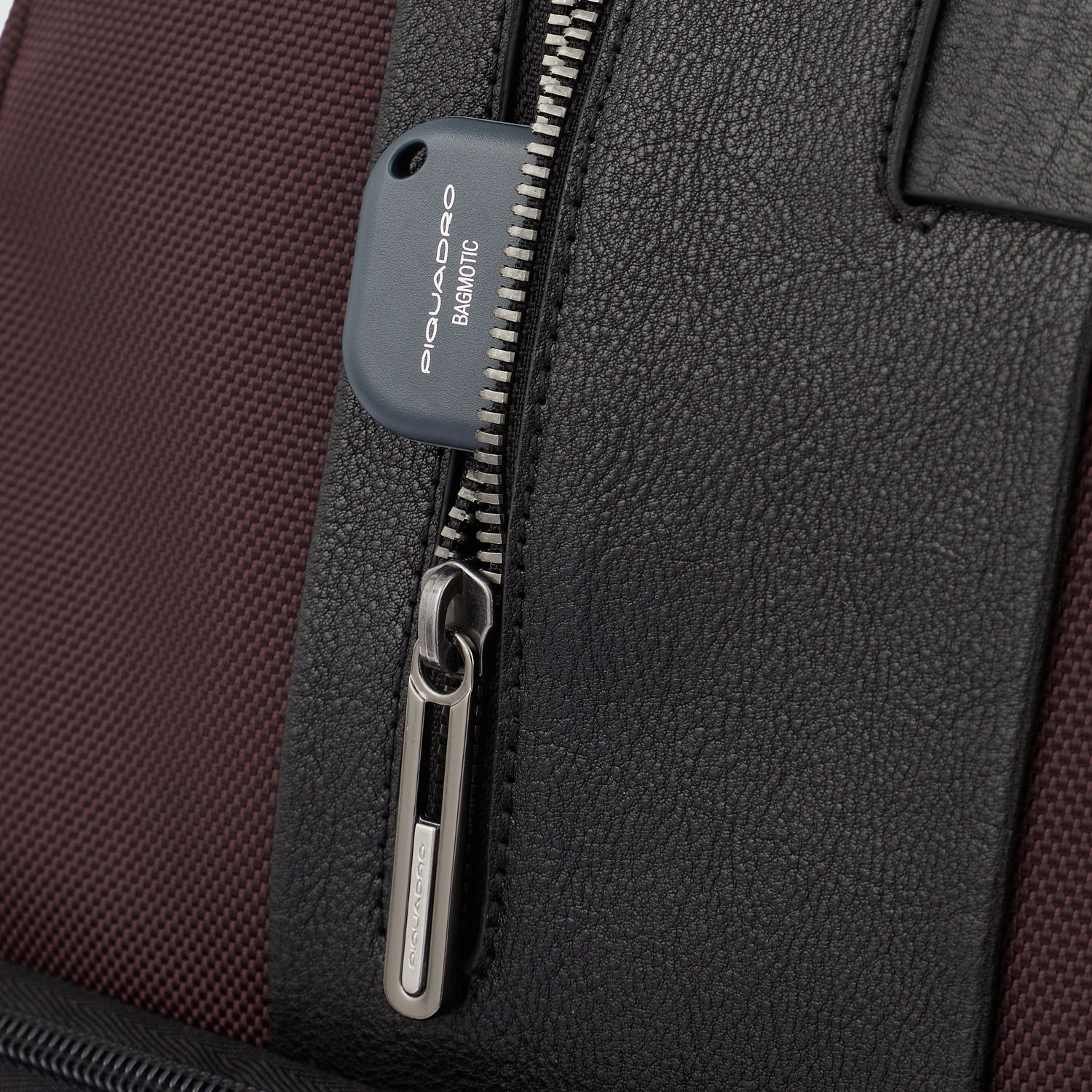 Piquadro Brief 2 Laptoprucksack aus rezykliertem Stoff für 14" Notebook wengè Piquadro Brief 2 Laptoprucksack aus rezykliertem Stoff für 14" Notebook wengè