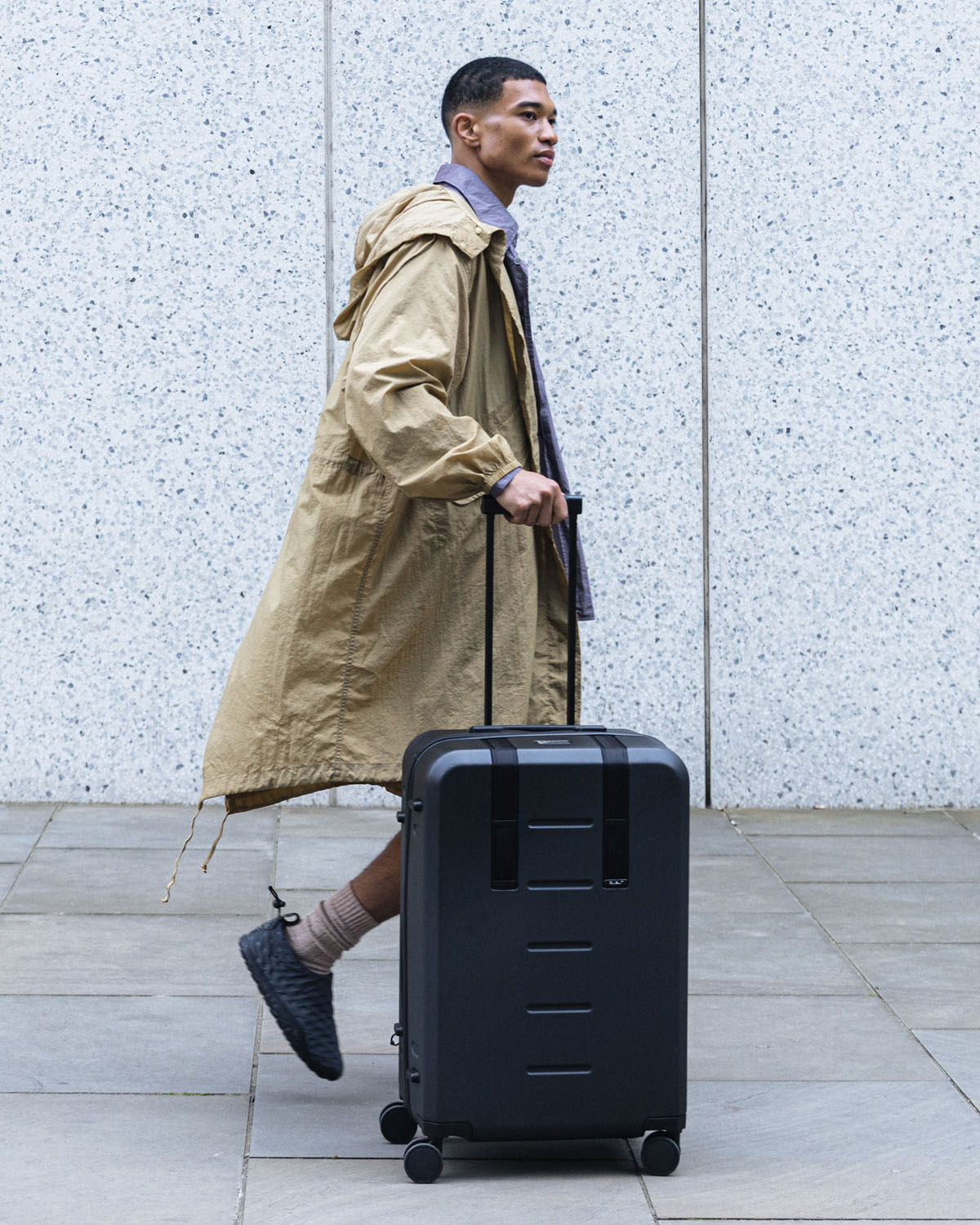 D_b_ Ramverk Check-in Luggage Medium Black Out