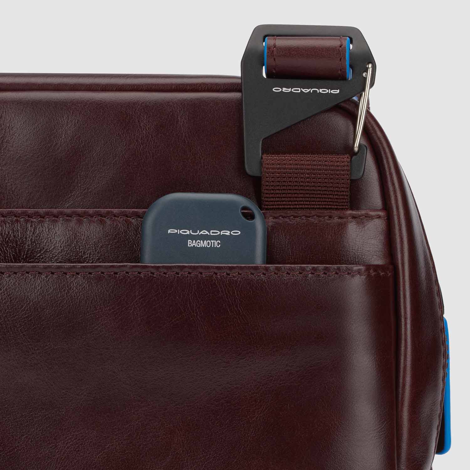 Piquadro Blue Square Revamp Umhängetasche mit iPad®-Fach Mahagoni