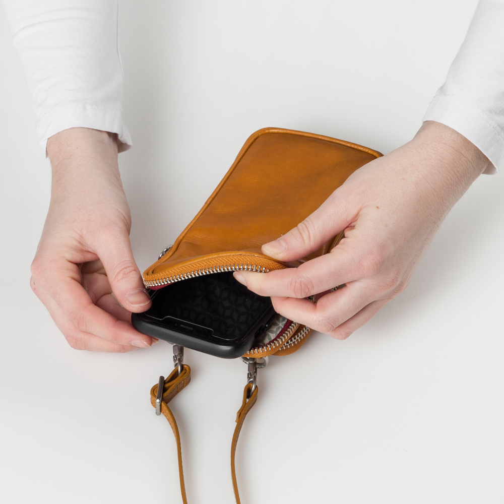 aunts & uncles Jamie´s Orchard Prune Phone bag golden dandelion