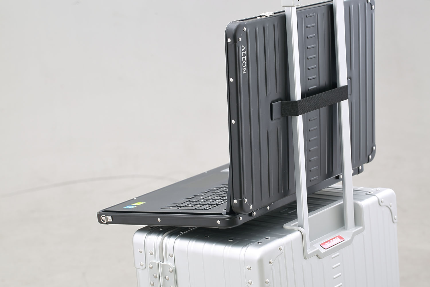 Aleon Laptop Sleeve Aluminium 14" Sapphire Aleon Laptop Sleeve Aluminium 14" Sapphire