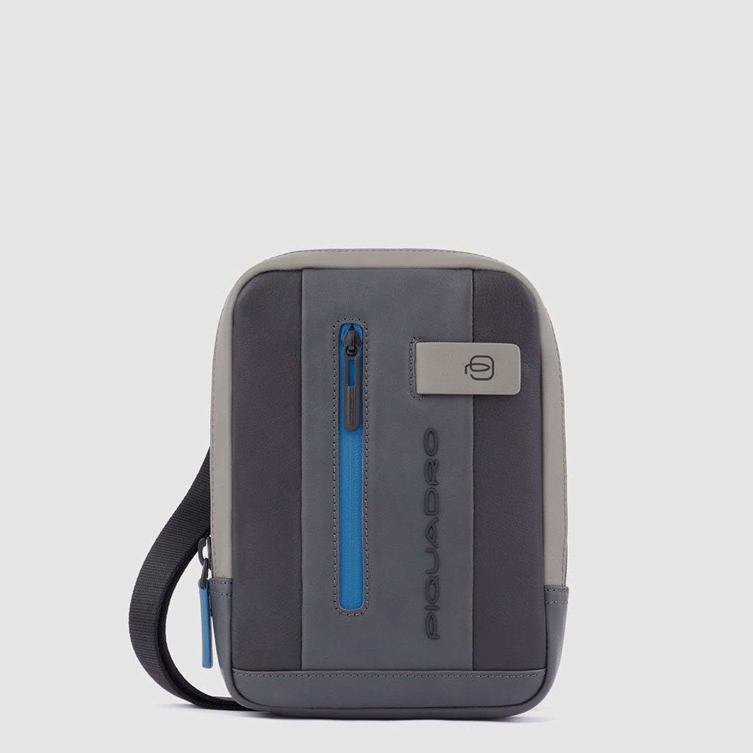 Piquadro Urban Kleine Umhängetasche mit iPad®mini-Fach und Kopfhörerausgang Schwarz/Grau