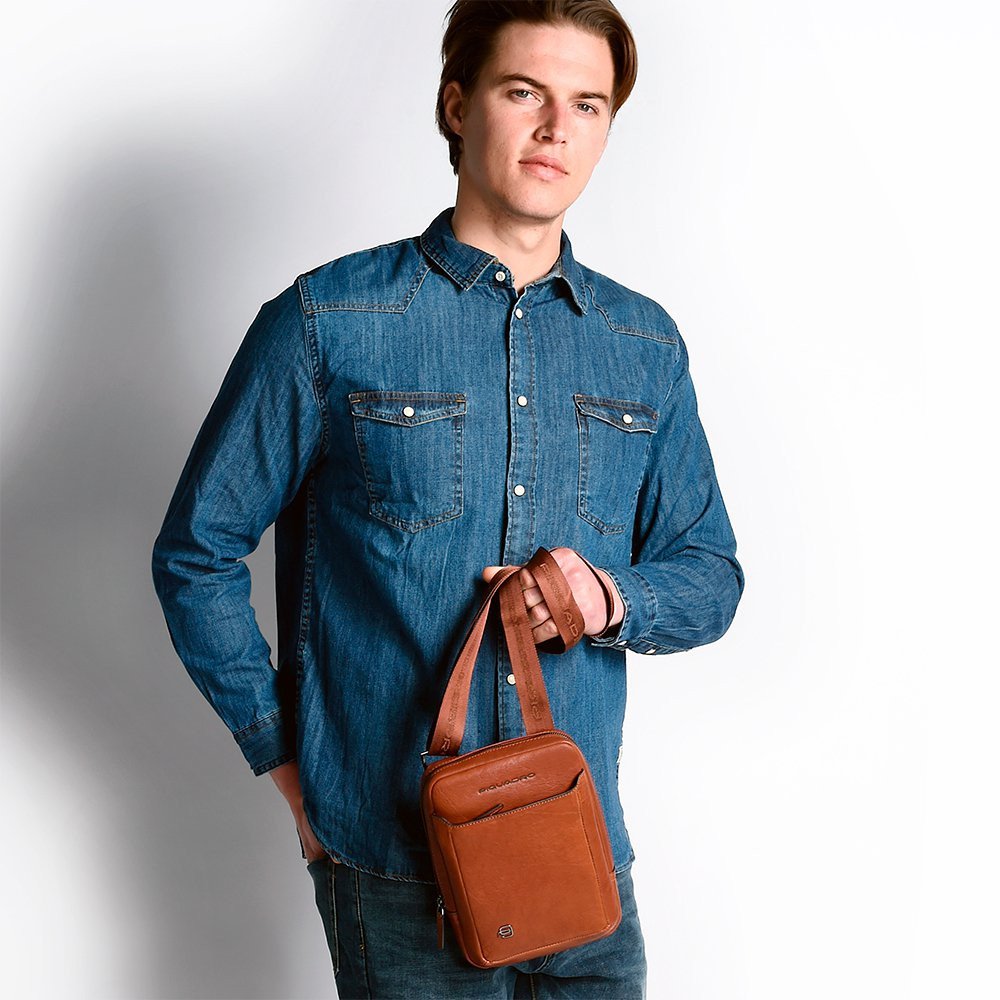 Piquadro Black Square Umhängetasche mit iPad® Mini-Fach aus Leder oceanblau Piquadro Black Square Umhängetasche mit iPad® Mini-Fach aus Leder oceanblau