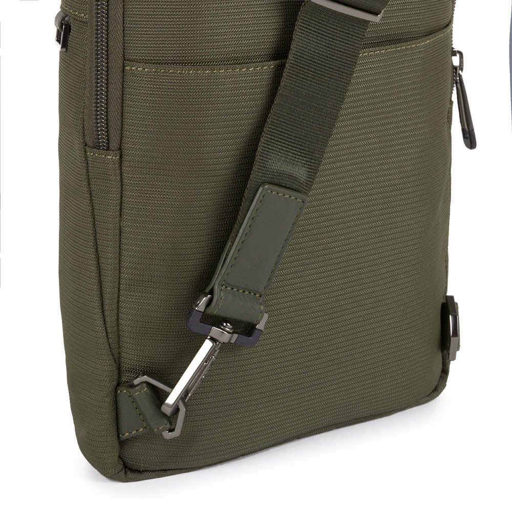 Piquadro Macbeth Querträgertasche aus Leder und recyceltem Olivgrün