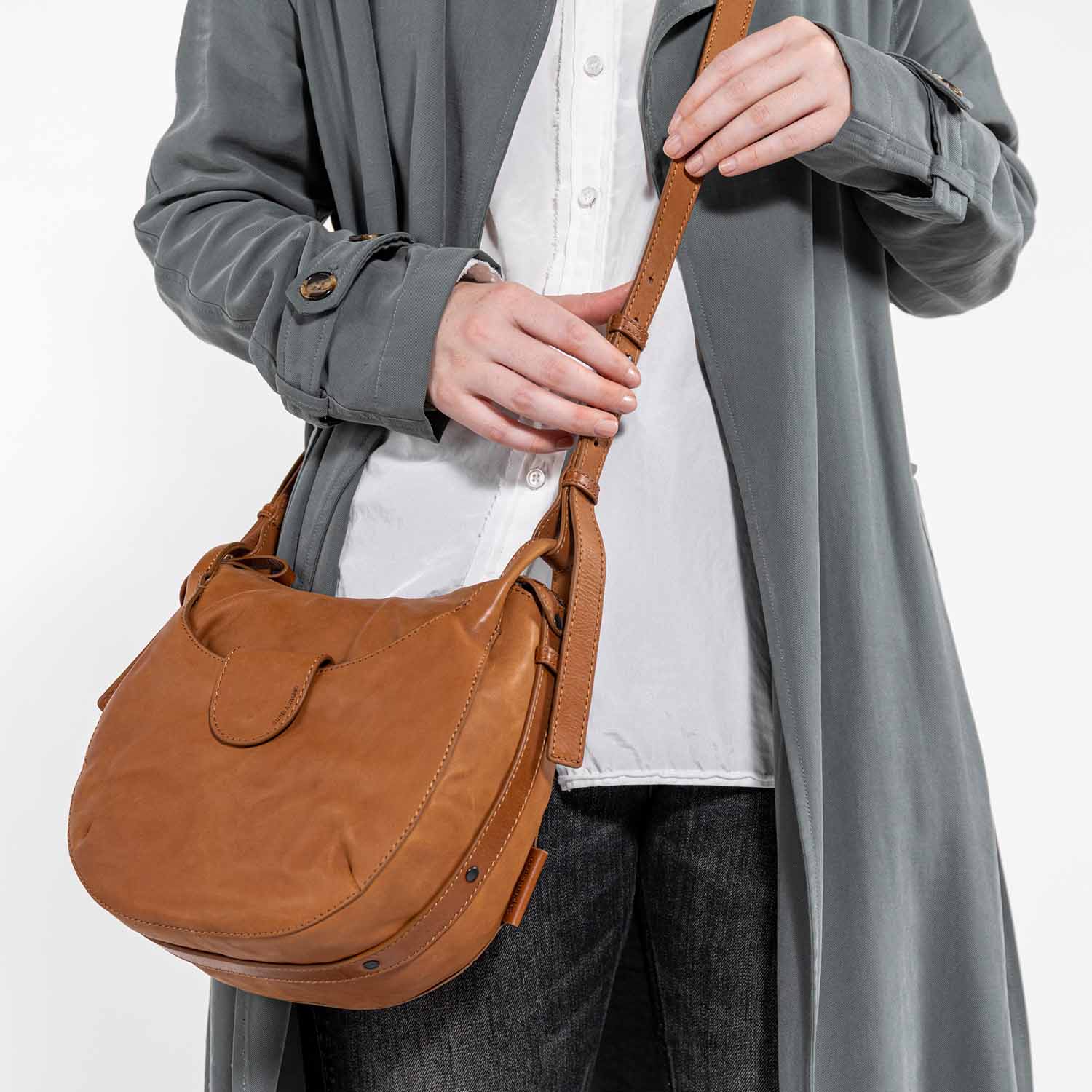 aunts & uncles Grandma's Luxury Club Mrs. Mug Cake Umhängetasche caramel