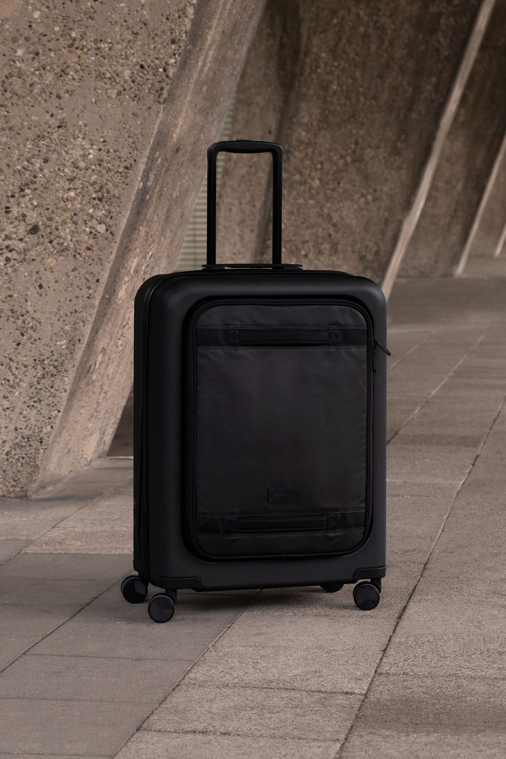 Eastpak CNNCT CASE M Reisetrolley 4-Rollen Coat (schwarz)