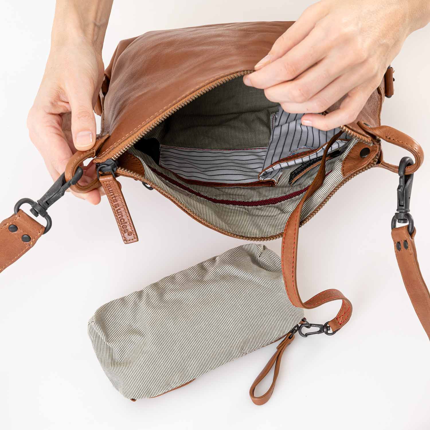 aunts & uncles Grandma's Luxury Club Mrs. Raisin Cookie Umhängetasche caramel