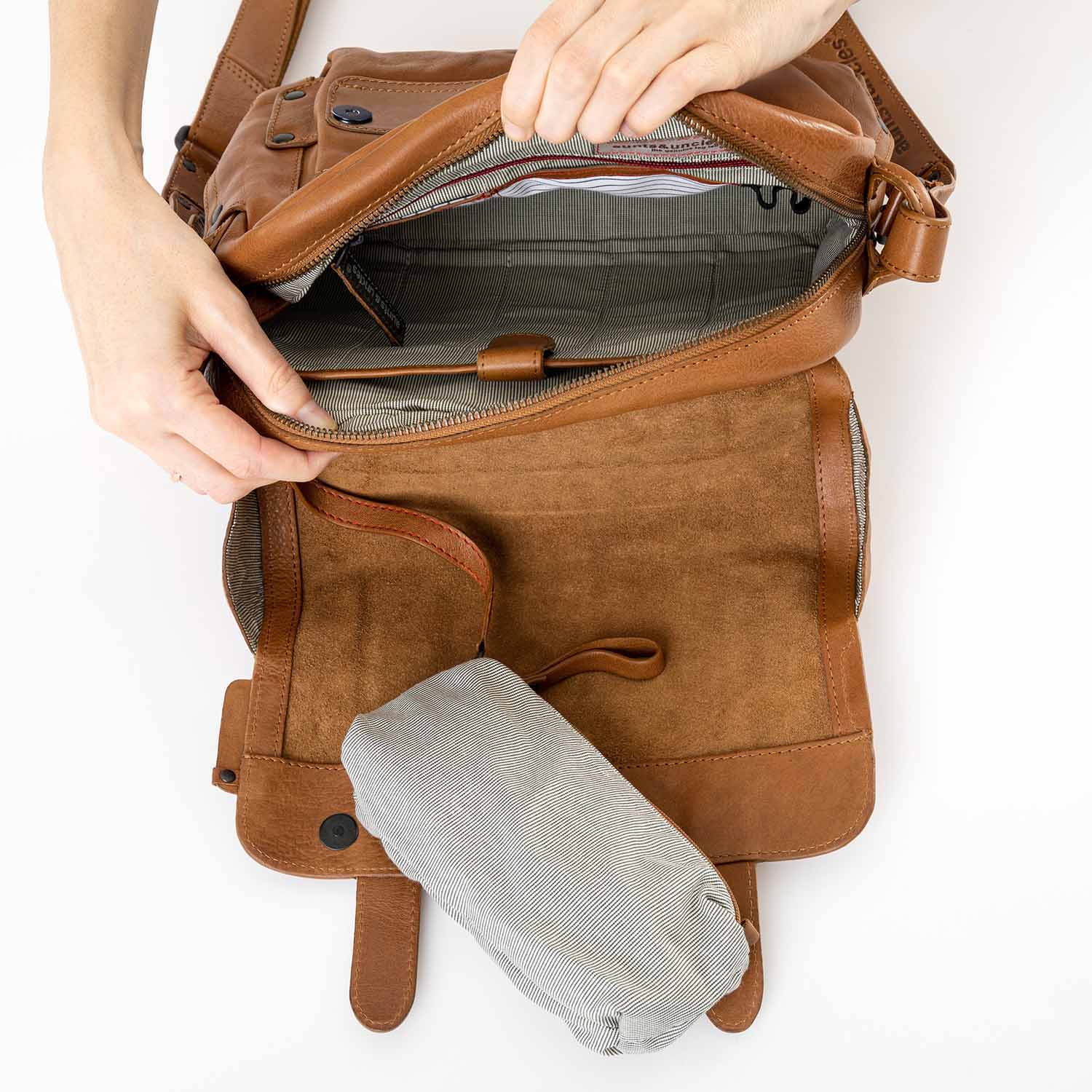 aunts & uncles Grandma's Luxury Club Miss Applepie Umhängetasche caramel