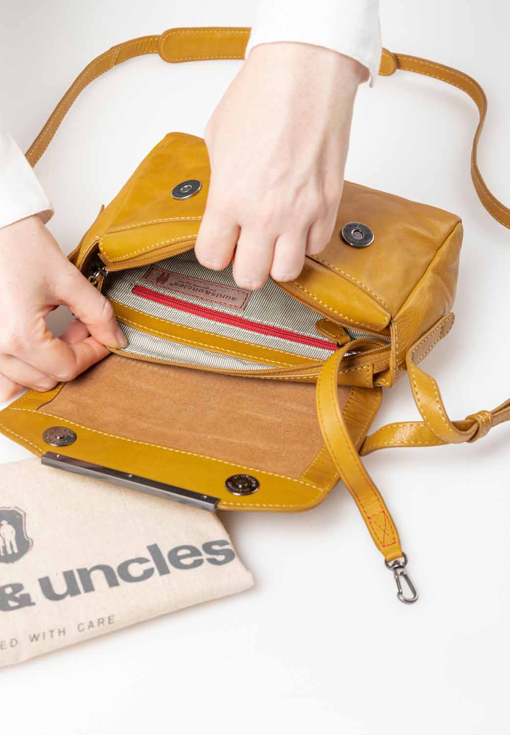 aunts & uncles Grandma's Luxury Club Mrs. Bao Bun Schultertasche buckthorn aunts & uncles Grandma's Luxury Club Mrs. Bao Bun Schultertasche buckthorn