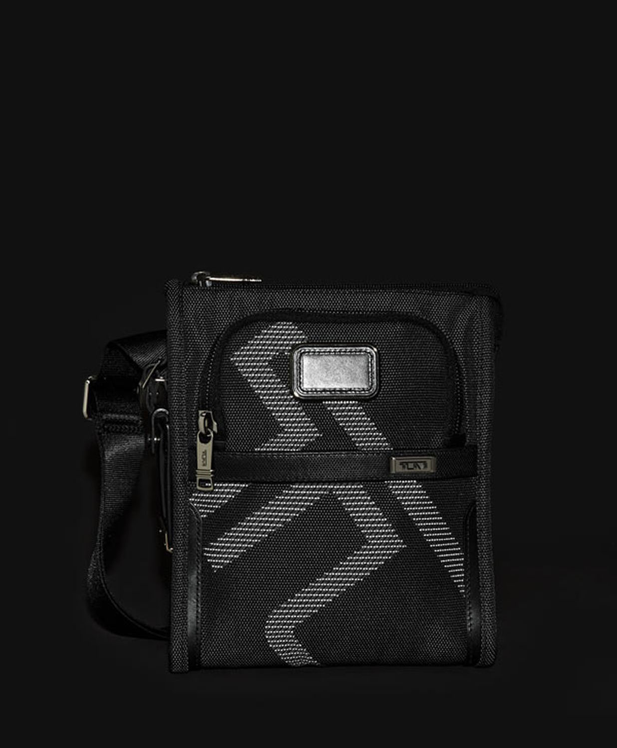 Tumi Alpha 3 Kleine Umhängetasche + GRATIS HOTELGUTSCHEIN Reflective Jacquard Tumi Alpha 3 Kleine Umhängetasche + GRATIS HOTELGUTSCHEIN Reflective Jacquard
