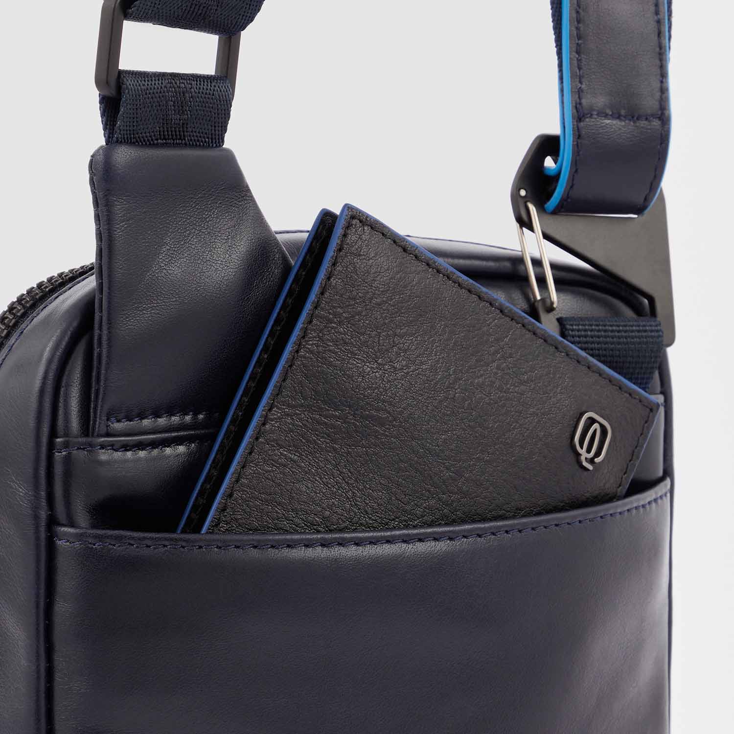 Piquadro Blue Square Revamp Umhängetasche mit iPad®mini-Fach Nachtblau