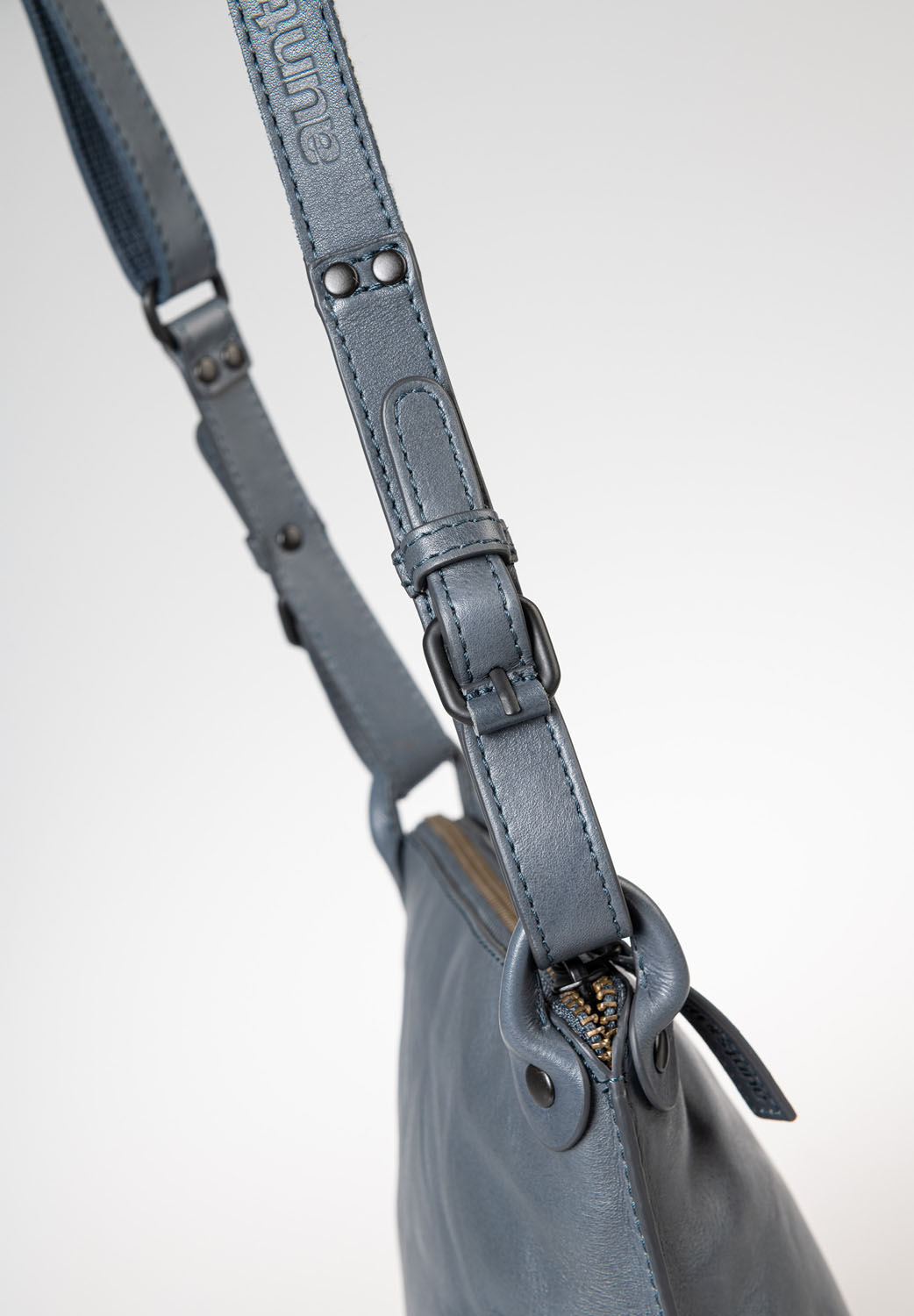 aunts & uncles Grandma's Luxury Club Mrs. Chocolate Cookie Umhängetasche wind