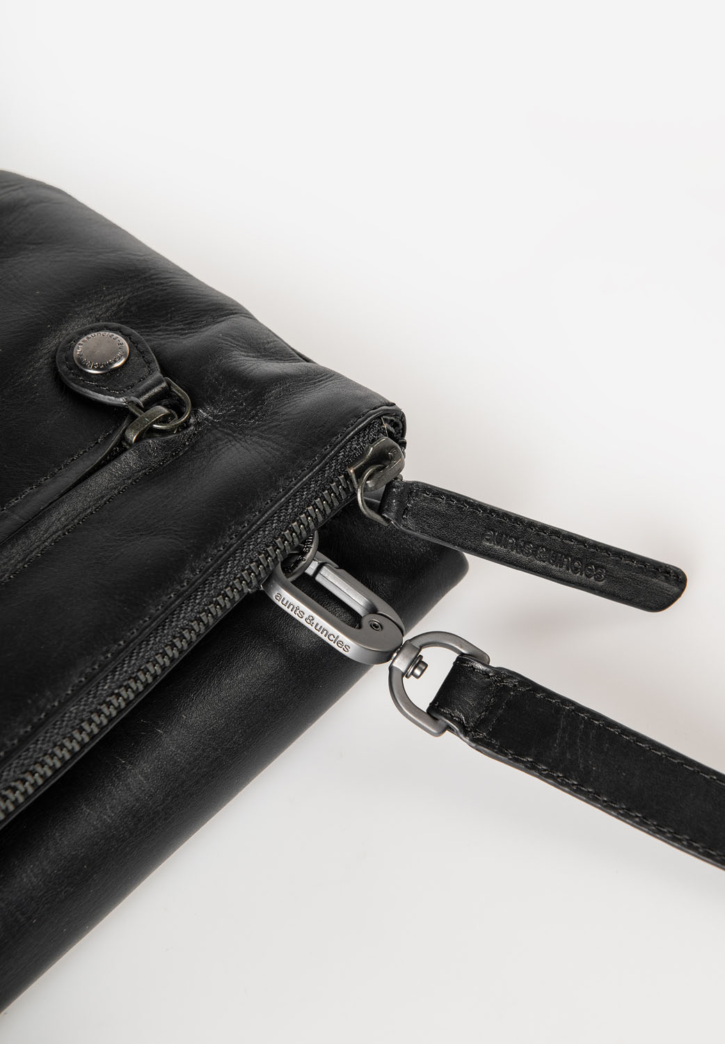 aunts & uncles Jamie's Orchard Pepino Umhängetasche jet black