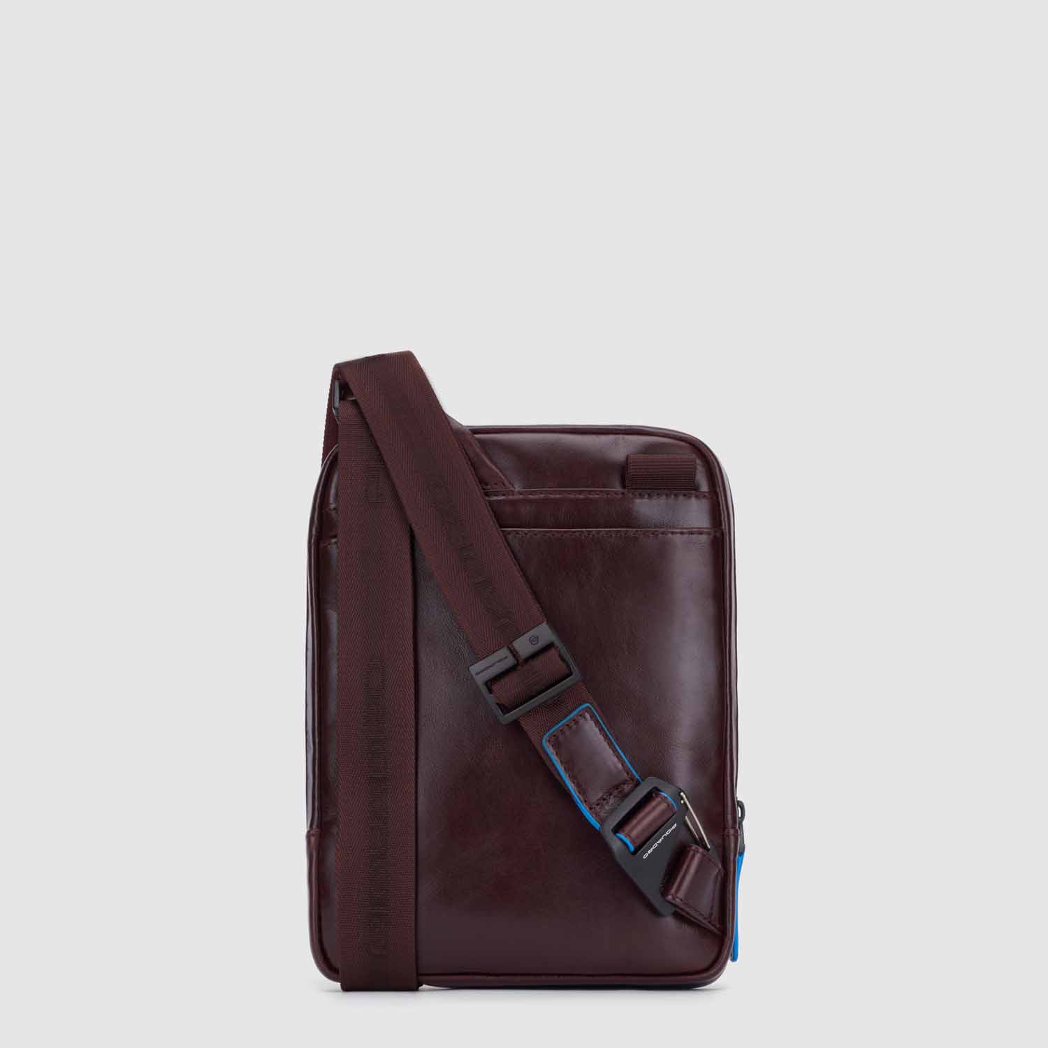 Piquadro Blue Square Revamp Umhängetasche mit iPad®mini-Fach Mahagoni