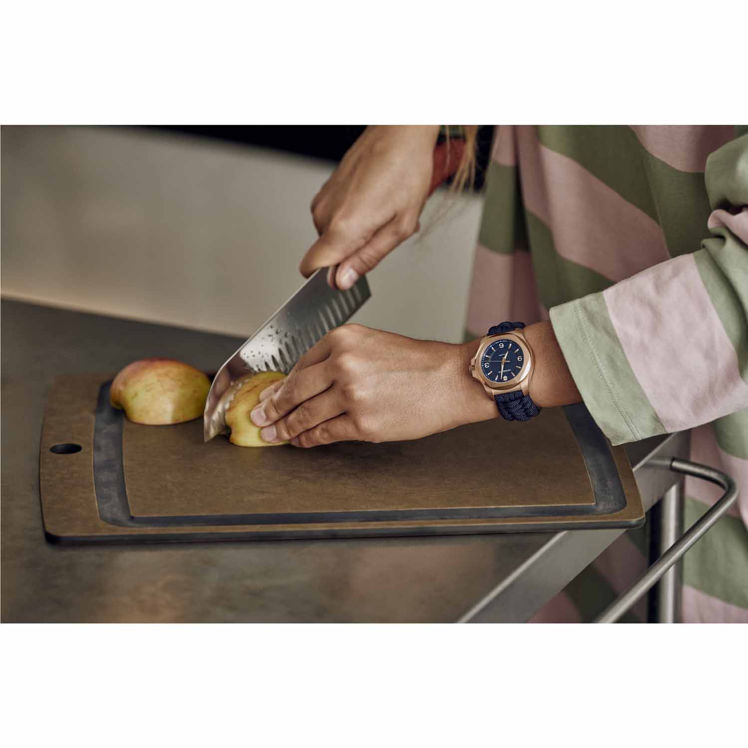 Victorinox I.N.O.X. V 37mm Damenuhr, 241955 Roségold-Blau