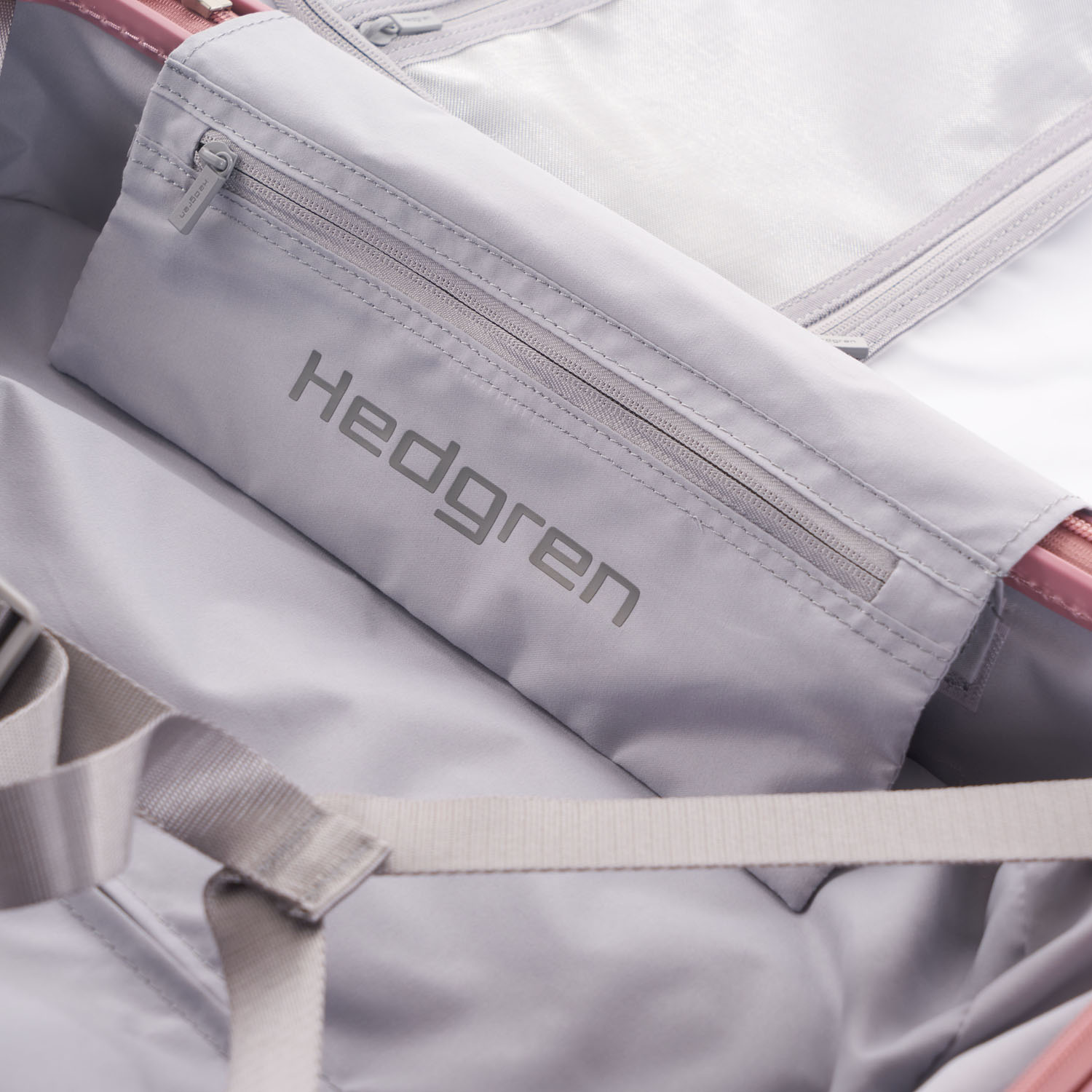 Hedgren Edge Carve XS Cabin Trolley, 4 Rollen, 55cm Blush Hedgren Edge Carve XS Cabin Trolley, 4 Rollen, 55cm Blush