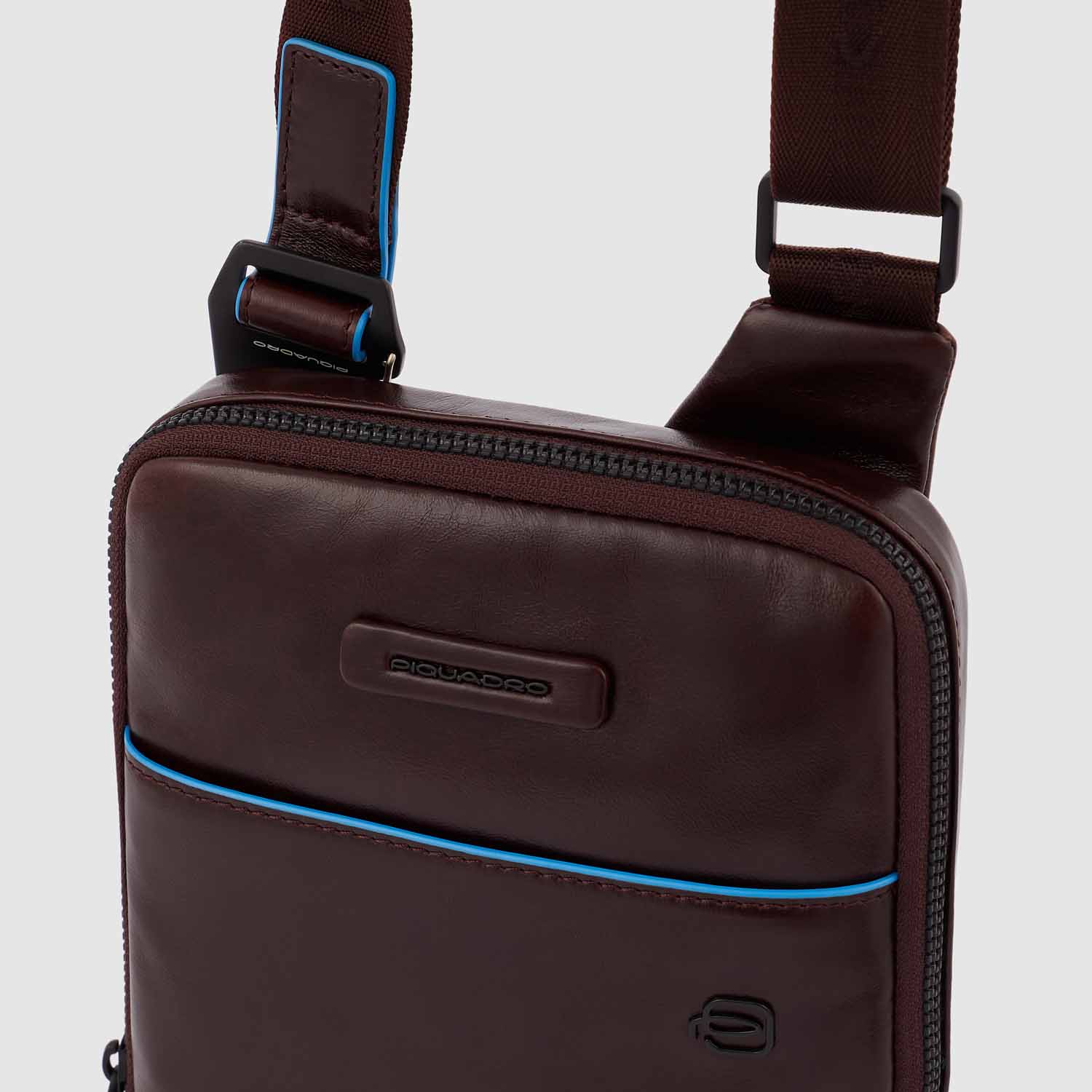 Piquadro Blue Square Revamp Umhängetasche mit iPad®mini-Fach Mahagoni Piquadro Blue Square Revamp Umhängetasche mit iPad®mini-Fach Mahagoni