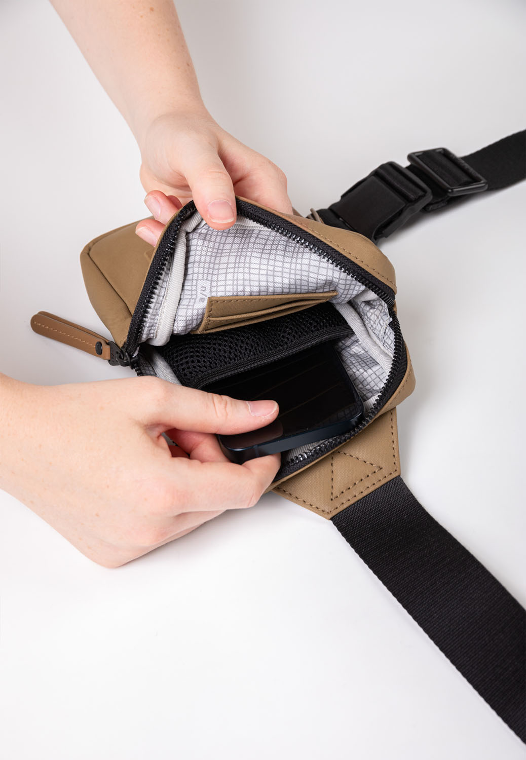 aunts & uncles Japan Iwako Crossbag / Phonebag tapir aunts & uncles Japan Iwako Crossbag / Phonebag tapir