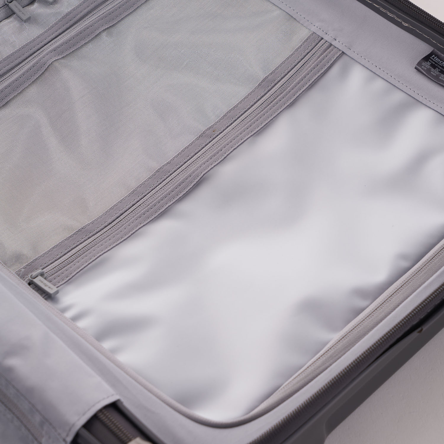 Hedgren Edge Carve XS Cabin Trolley, 4 Rollen, 55cm Charcoal Hedgren Edge Carve XS Cabin Trolley, 4 Rollen, 55cm Charcoal