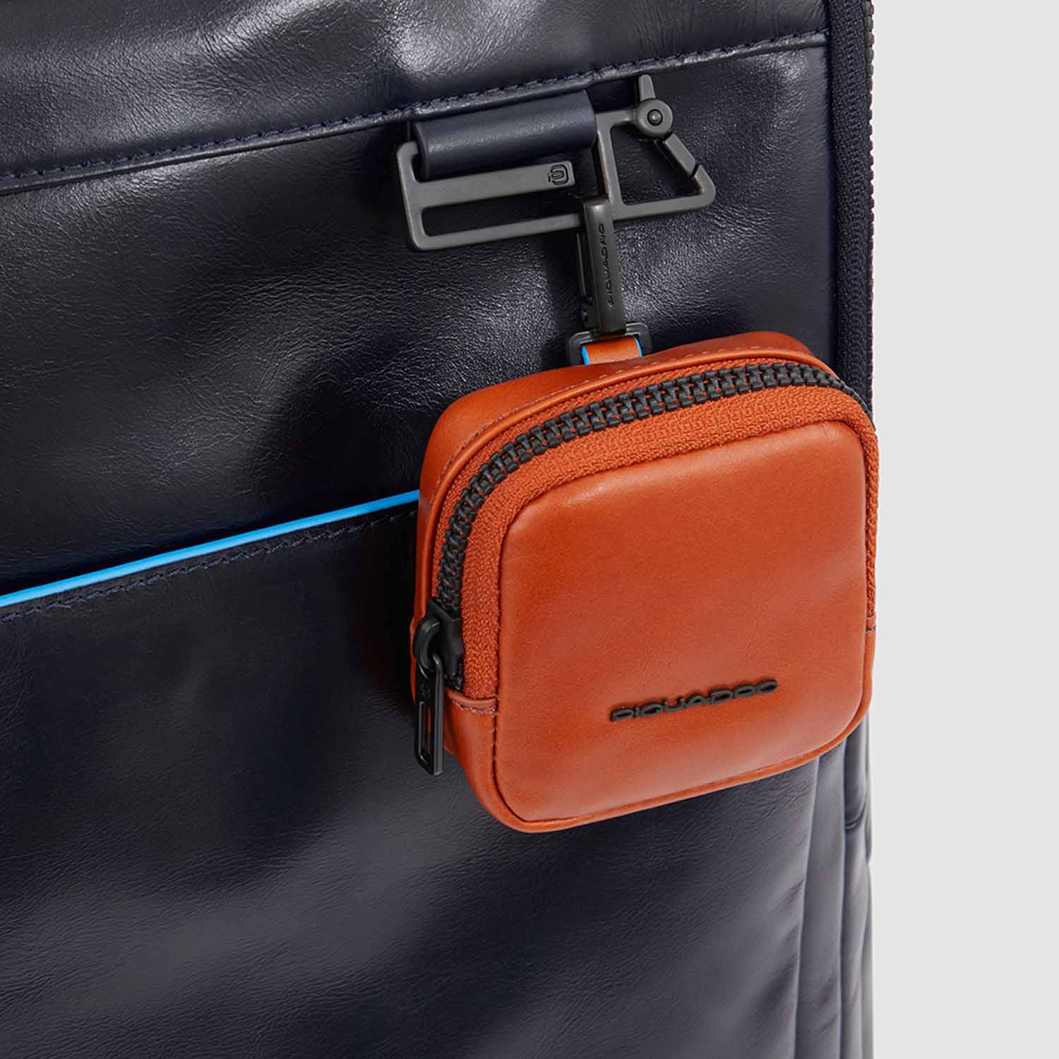 Piquadro Blue Square Revamp Laptop-Rucksack 15,6" mit iPad®-Fach Mahagoni Piquadro Blue Square Revamp Laptop-Rucksack 15,6" mit iPad®-Fach Mahagoni